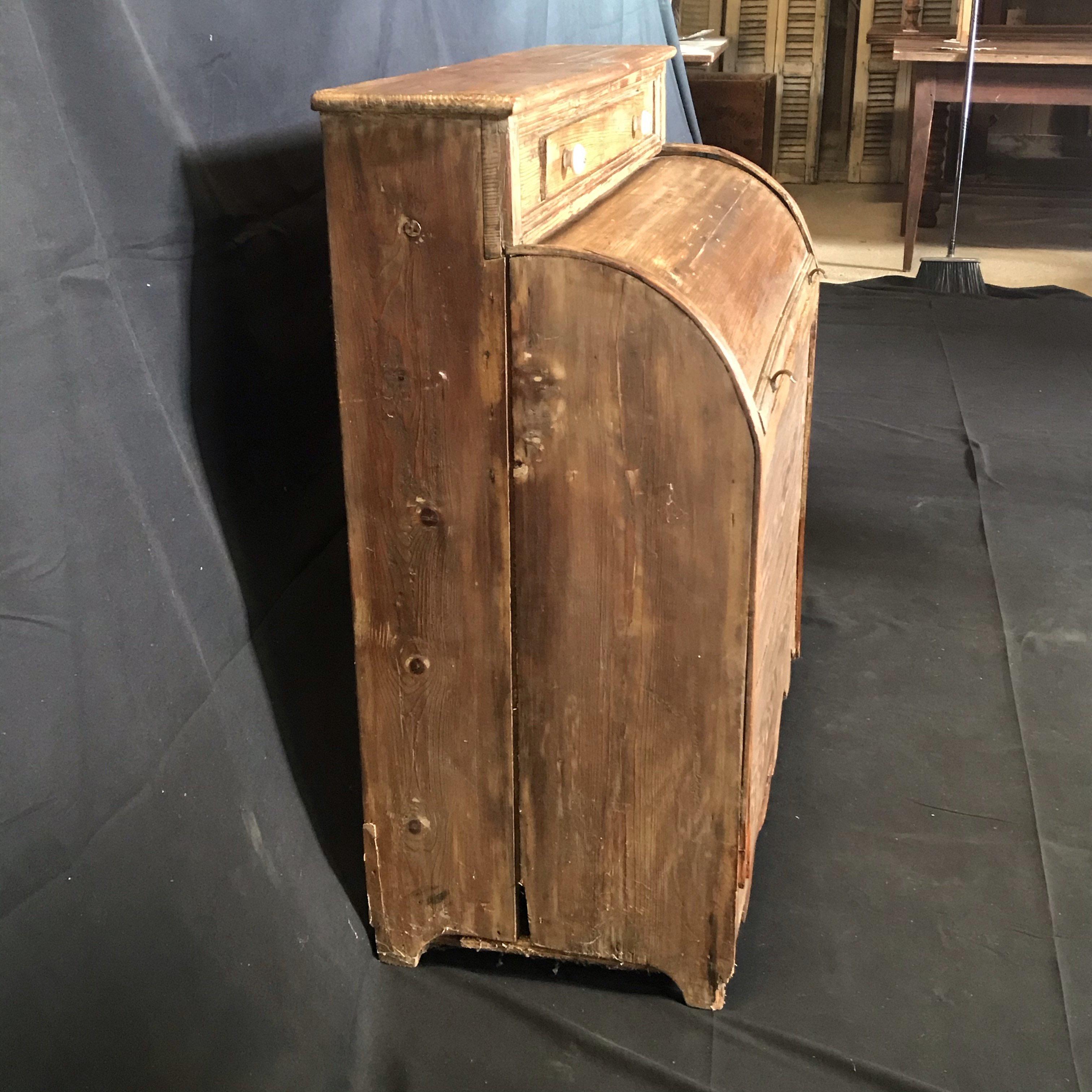 Charming Scalloped Edge 19th Century Pine Wood Box In Distressed Condition In Hopewell, NJ