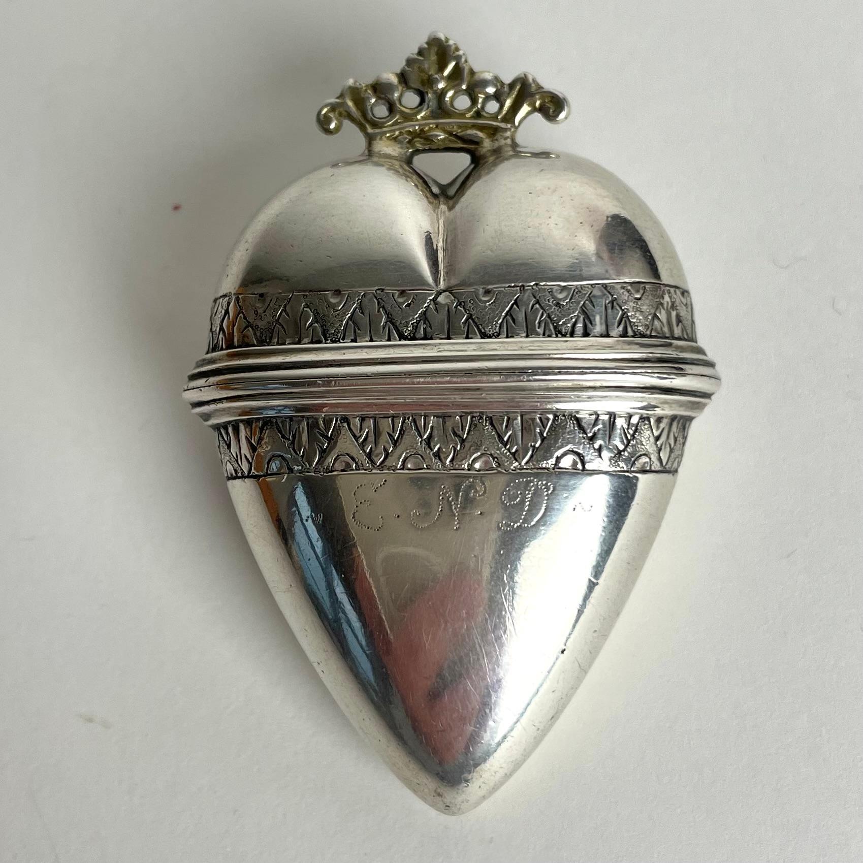 Beautiful and charming Scent Box in silver in the shape of a heart with a gilded crown in Louis XVI from the late 18th Century. Probably made in Denmark. Inside in gilded silver. Ownership inscription.

Wear consistent with age and use 