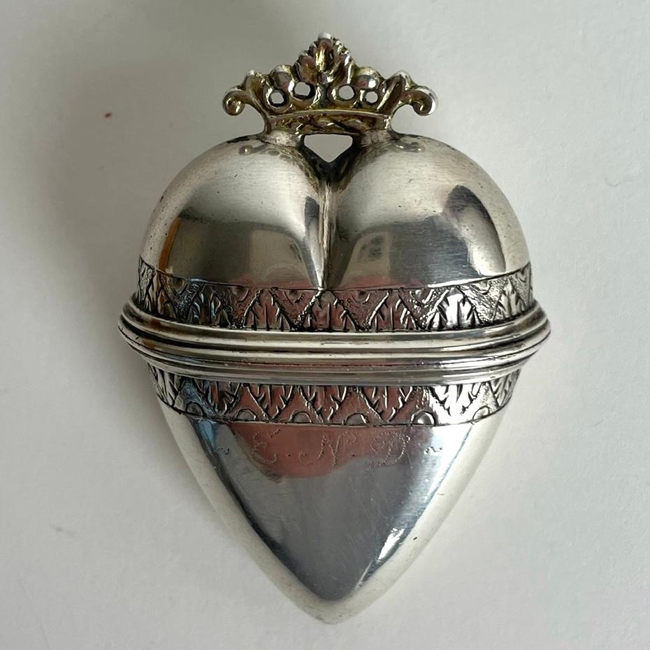 Gilt Charming Scent Box in silver with gilded crown. Louis XVI from late 18th Century For Sale