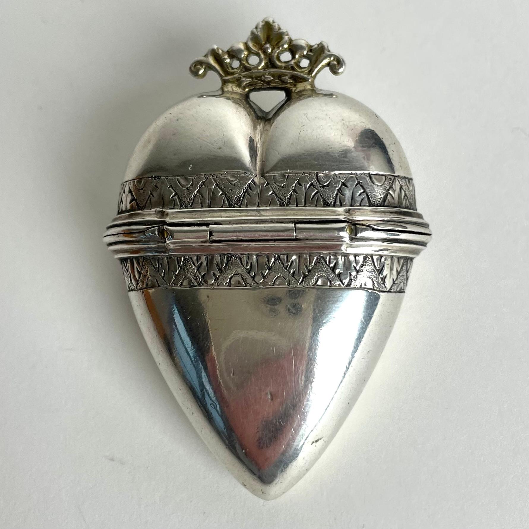 Charming Scent Box in silver with gilded crown. Louis XVI from late 18th Century In Good Condition For Sale In Knivsta, SE