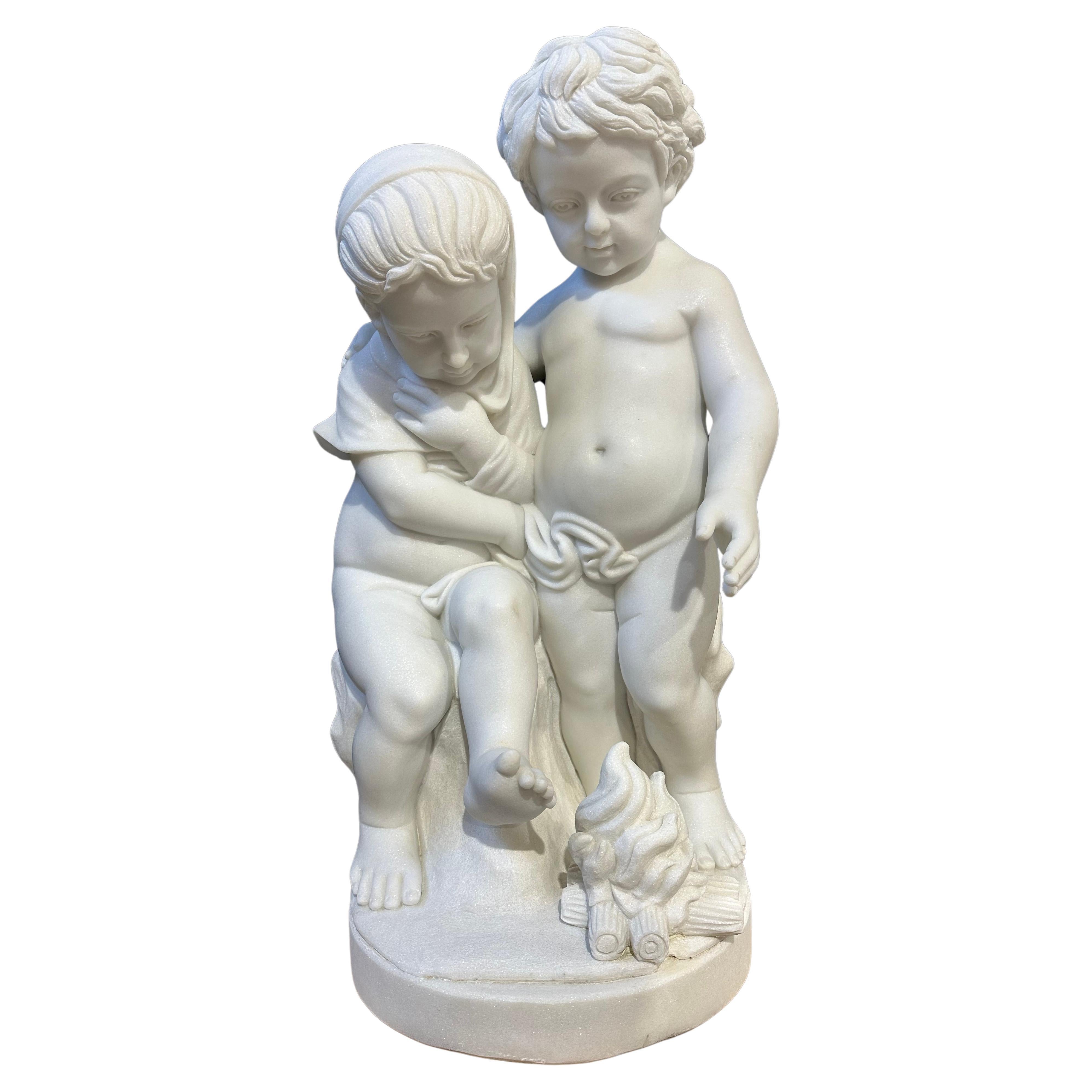 Charmante sculpture de deux putti en marbre  en vente