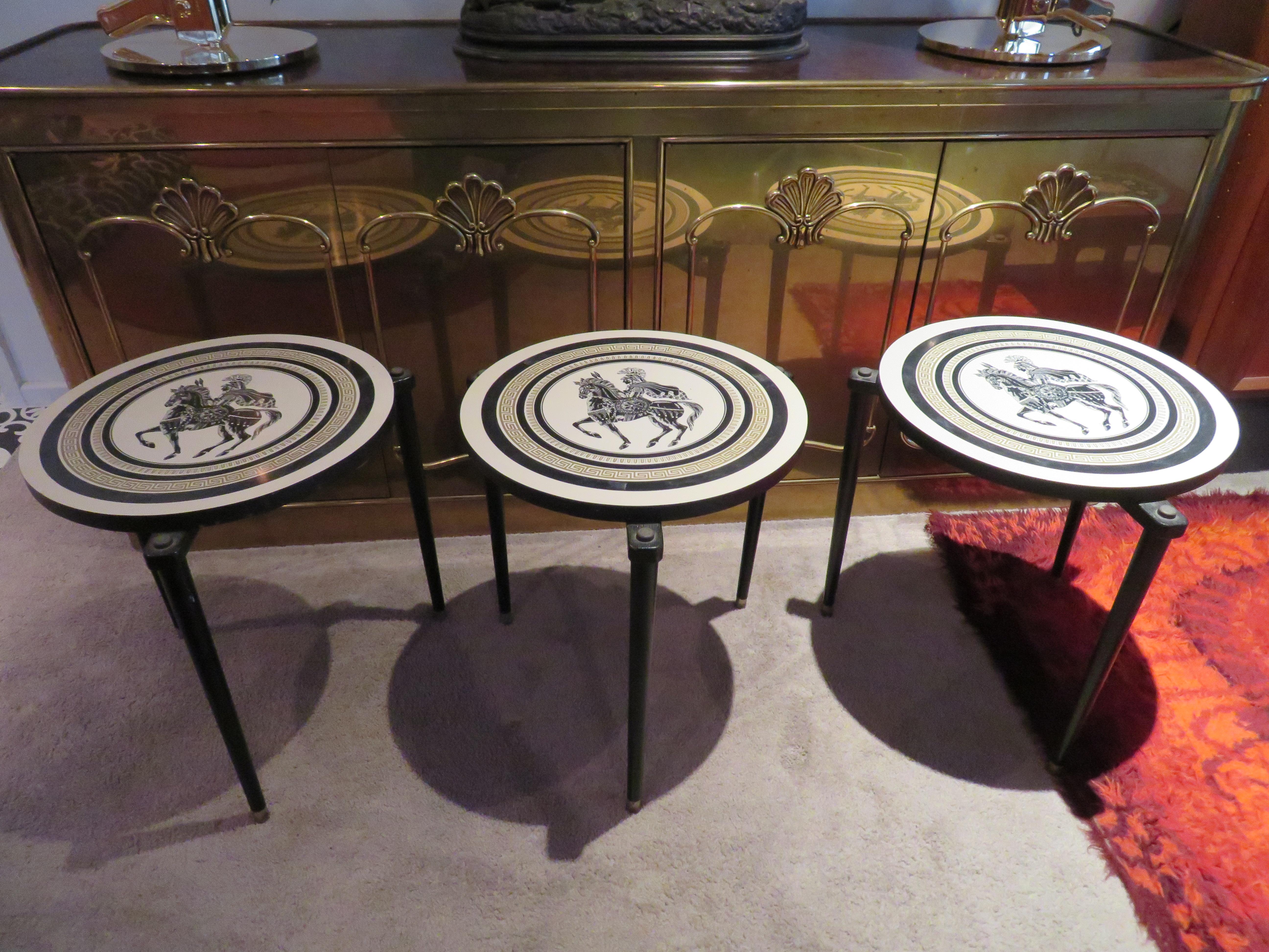 Encantador juego de 3 mesas nido apilables estilo Piero Fornasetti Moderno de mediados de siglo 8
