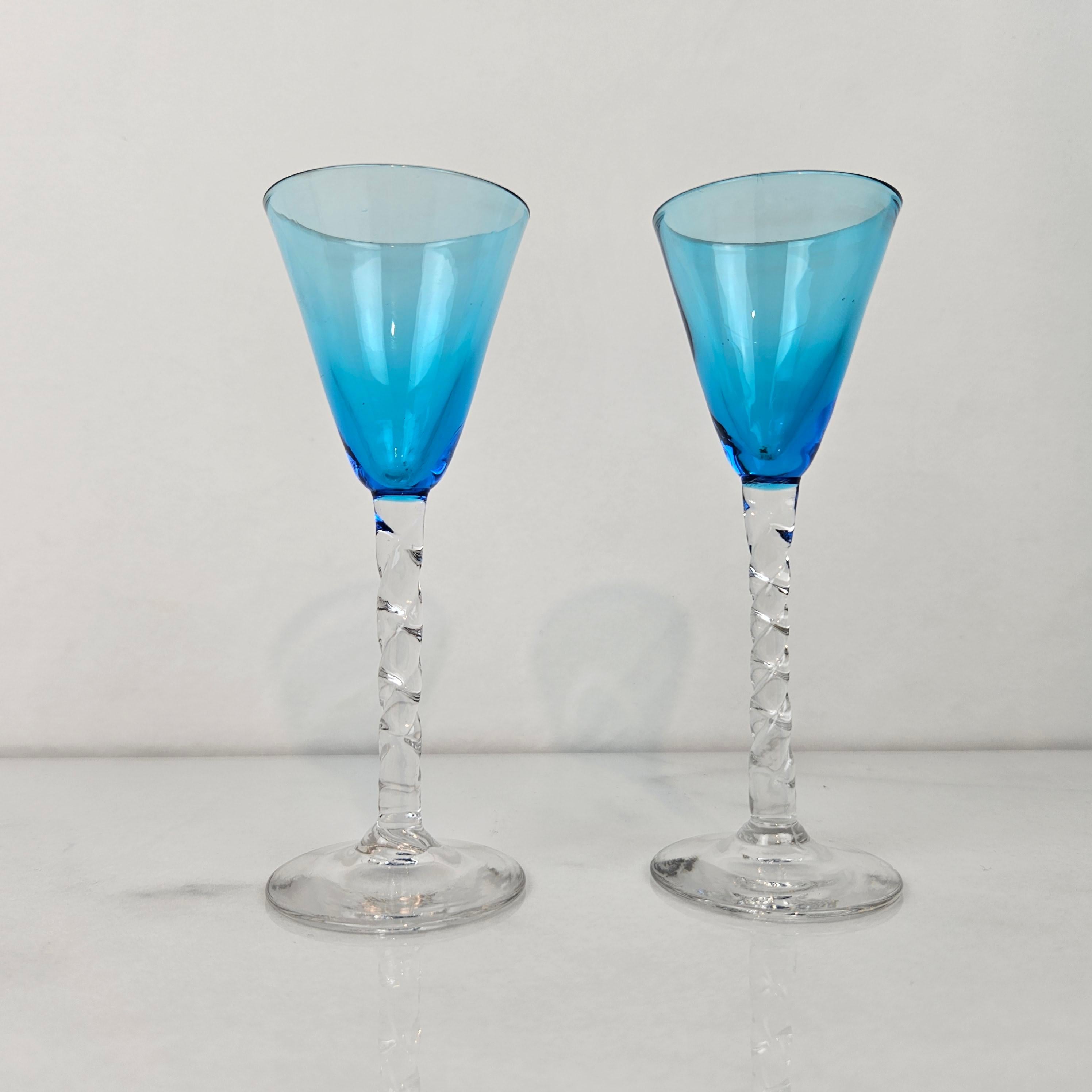 Charmanter Satz von 2 farbigen Likörgläsern mit gedrehtem Stiel, um 1930 (Romantik) im Angebot