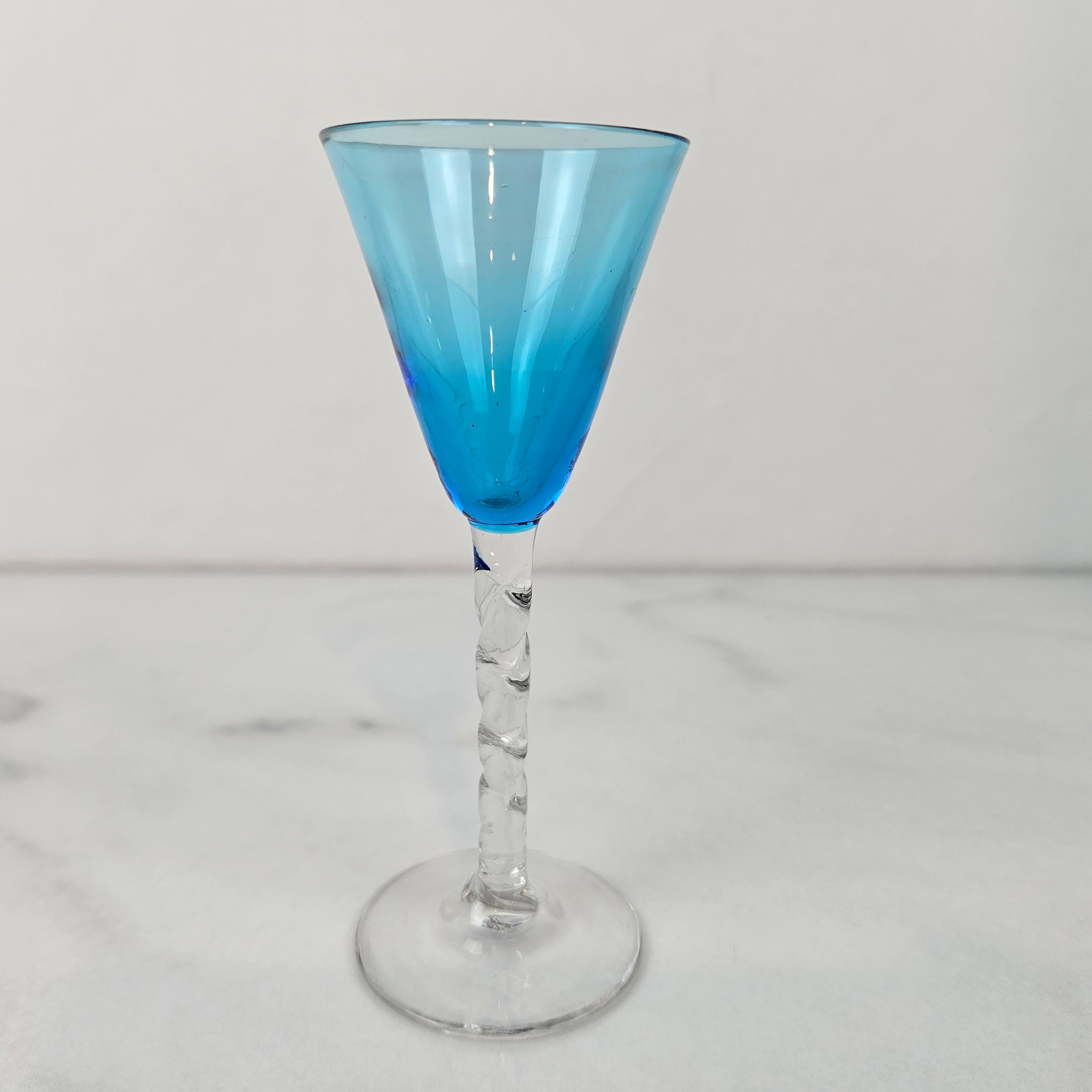 Charmanter Satz von 2 farbigen Likörgläsern mit gedrehtem Stiel, um 1930 (Französisch) im Angebot