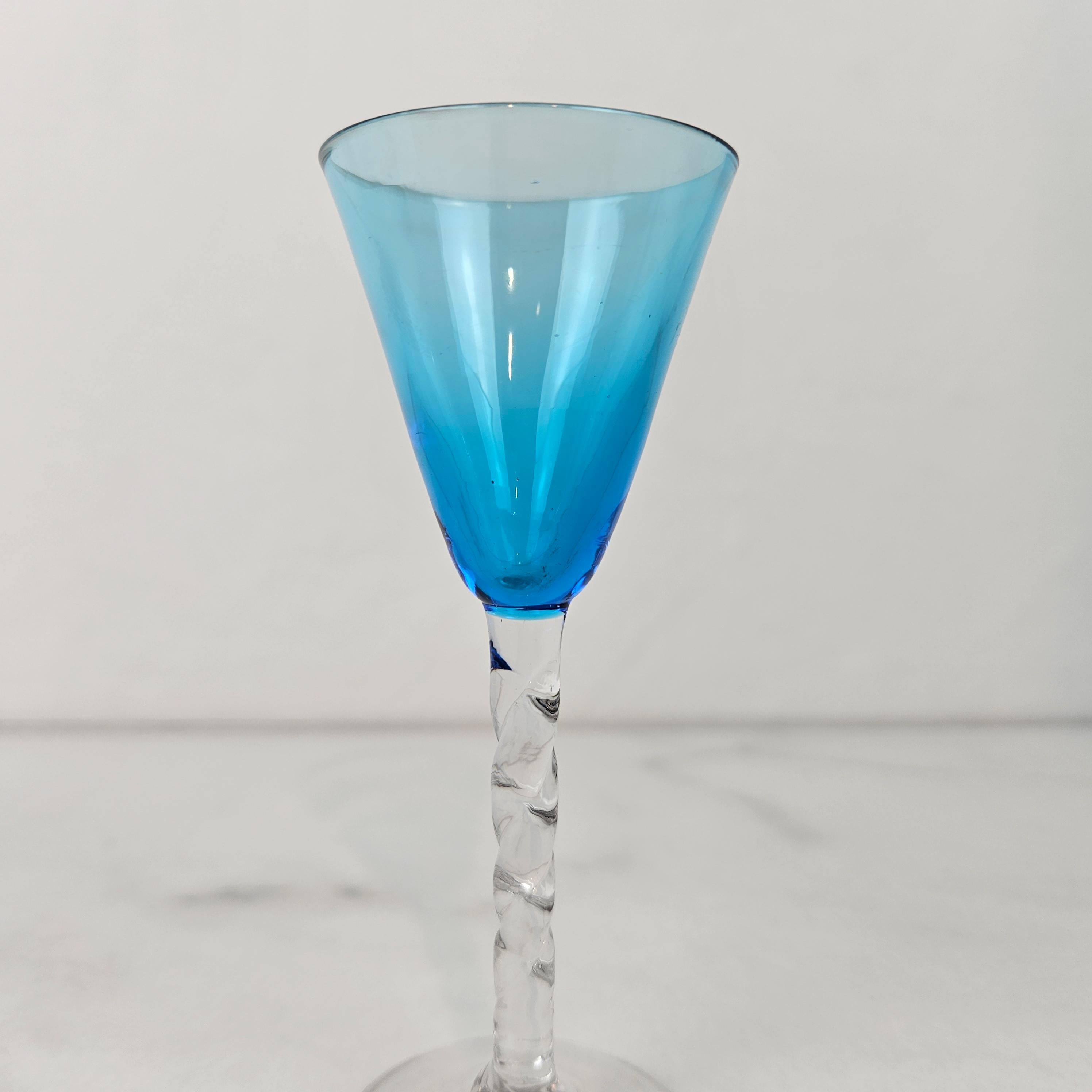 Charmanter Satz von 2 farbigen Likörgläsern mit gedrehtem Stiel, um 1930 (Handgefertigt) im Angebot