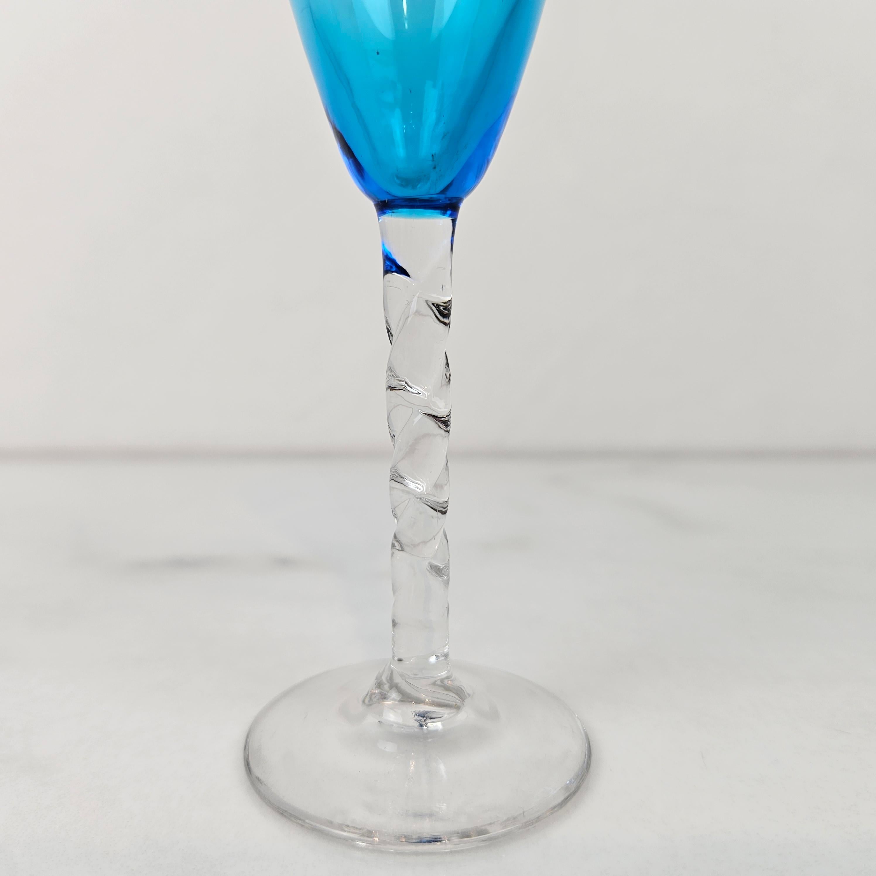 Charmanter Satz von 2 farbigen Likörgläsern mit gedrehtem Stiel, um 1930 im Zustand „Gut“ im Angebot in Oud Beijerland, NL