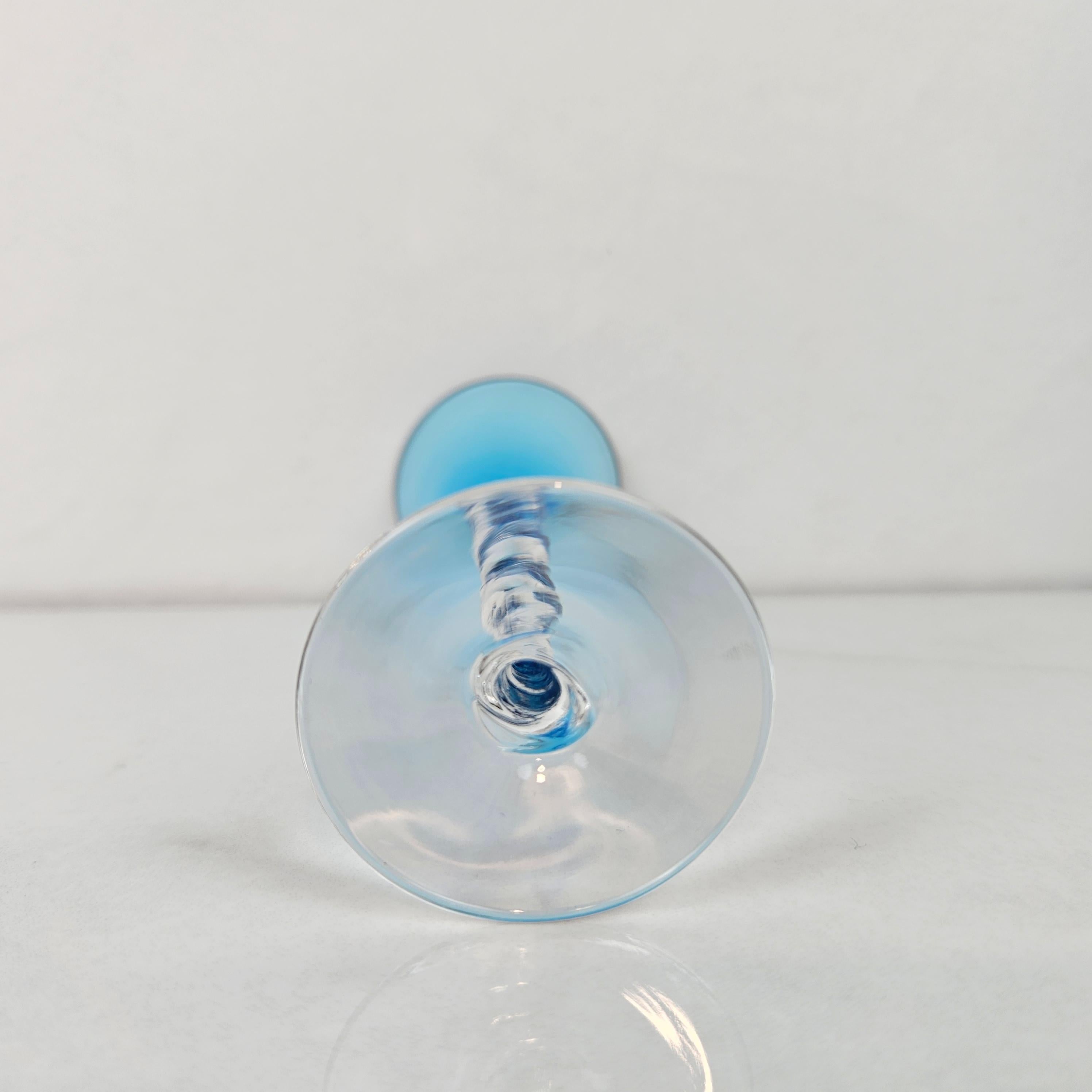 Charmanter Satz von 2 farbigen Likörgläsern mit gedrehtem Stiel, um 1930 (Mitte des 20. Jahrhunderts) im Angebot