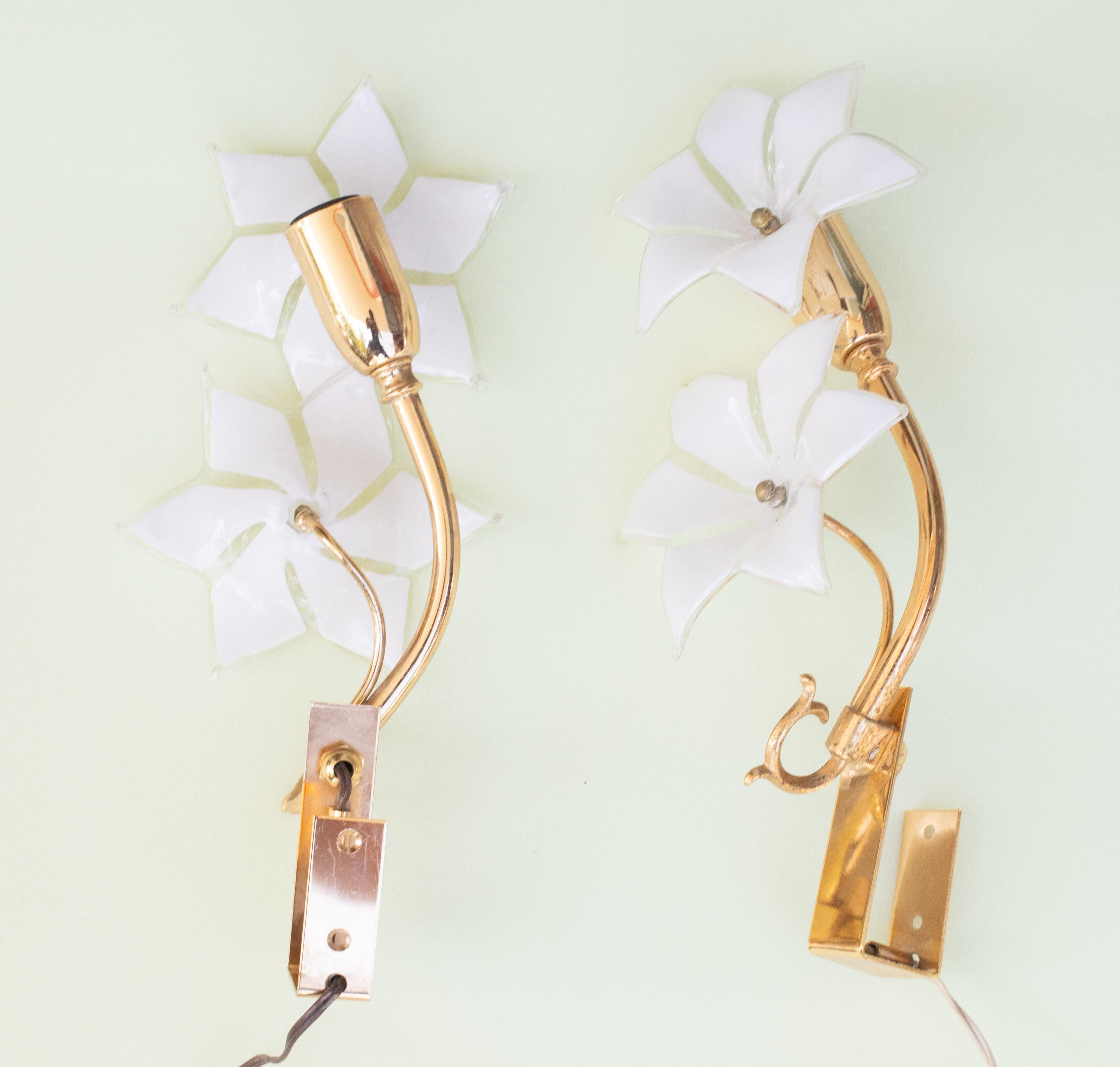 Encantador juego de 2 apliques de flores blancas de Murano, años 70 en Bueno estado para la venta en Roma, IT