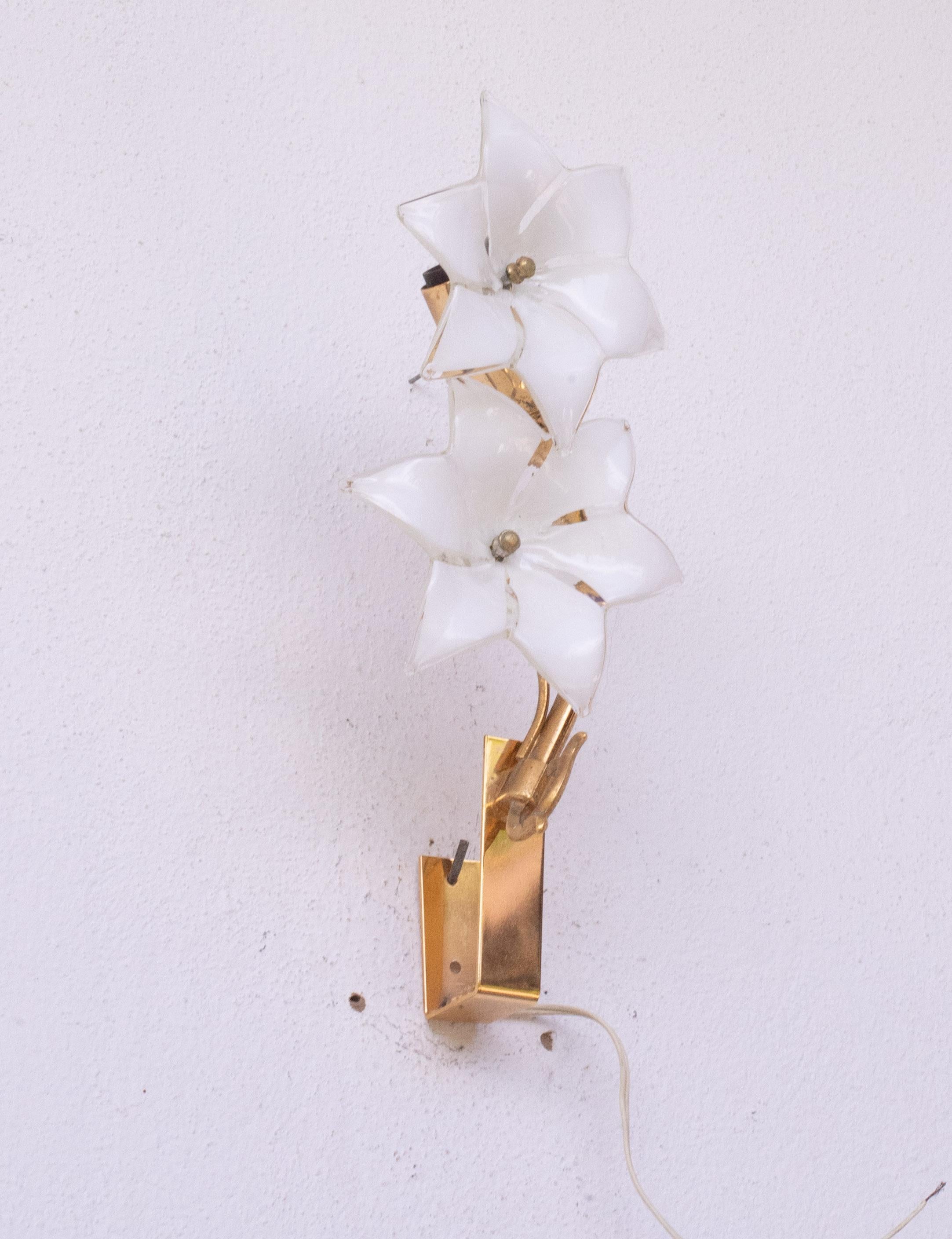 Encantador juego de 2 apliques de flores blancas de Murano, años 70 finales del siglo XX en venta