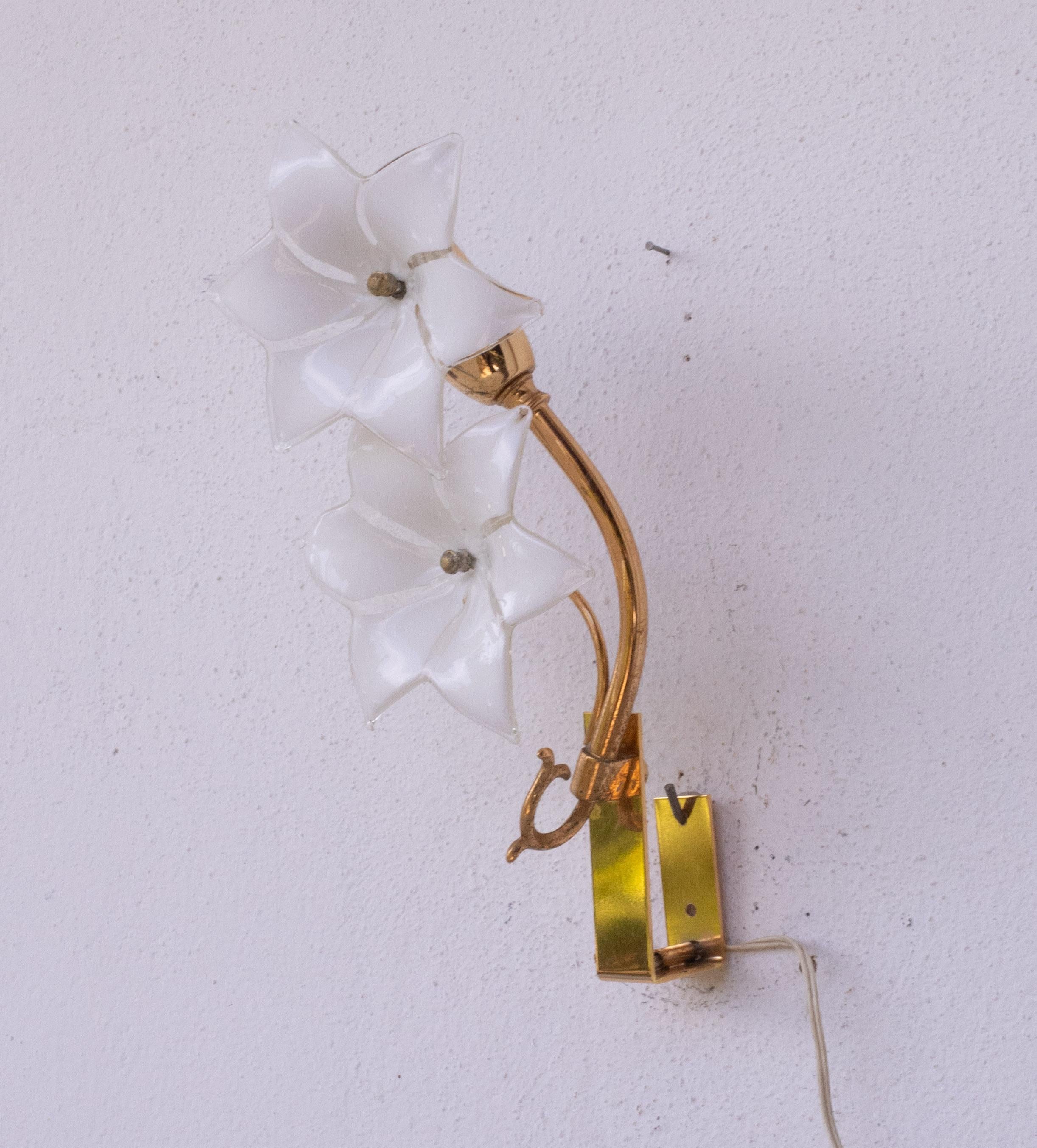 Encantador juego de 2 apliques de flores blancas de Murano, años 70 Cristal de Murano en venta
