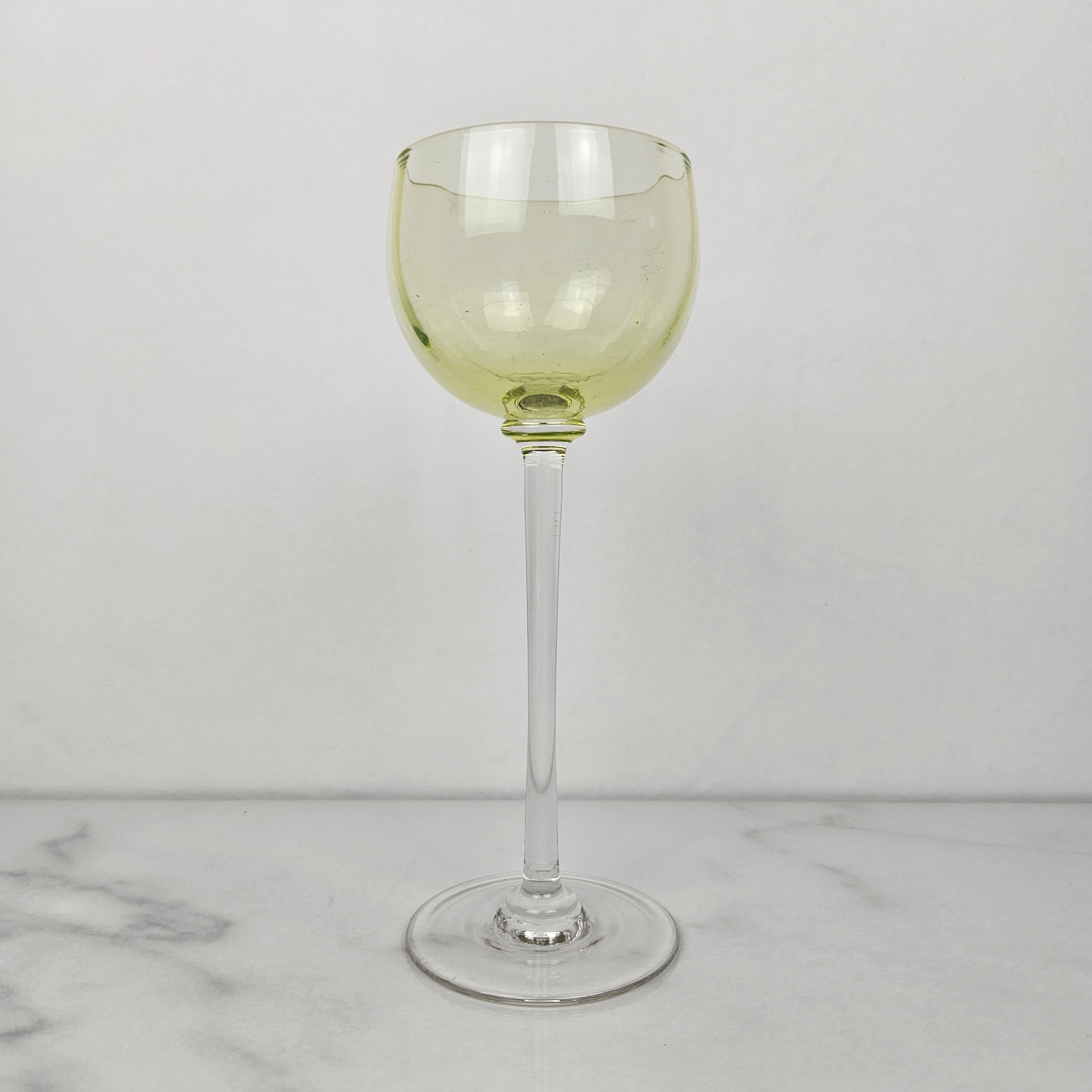 Romantique Charmant ensemble de 3 verres à vin colorés et striés à long pied, vers 1920 en vente