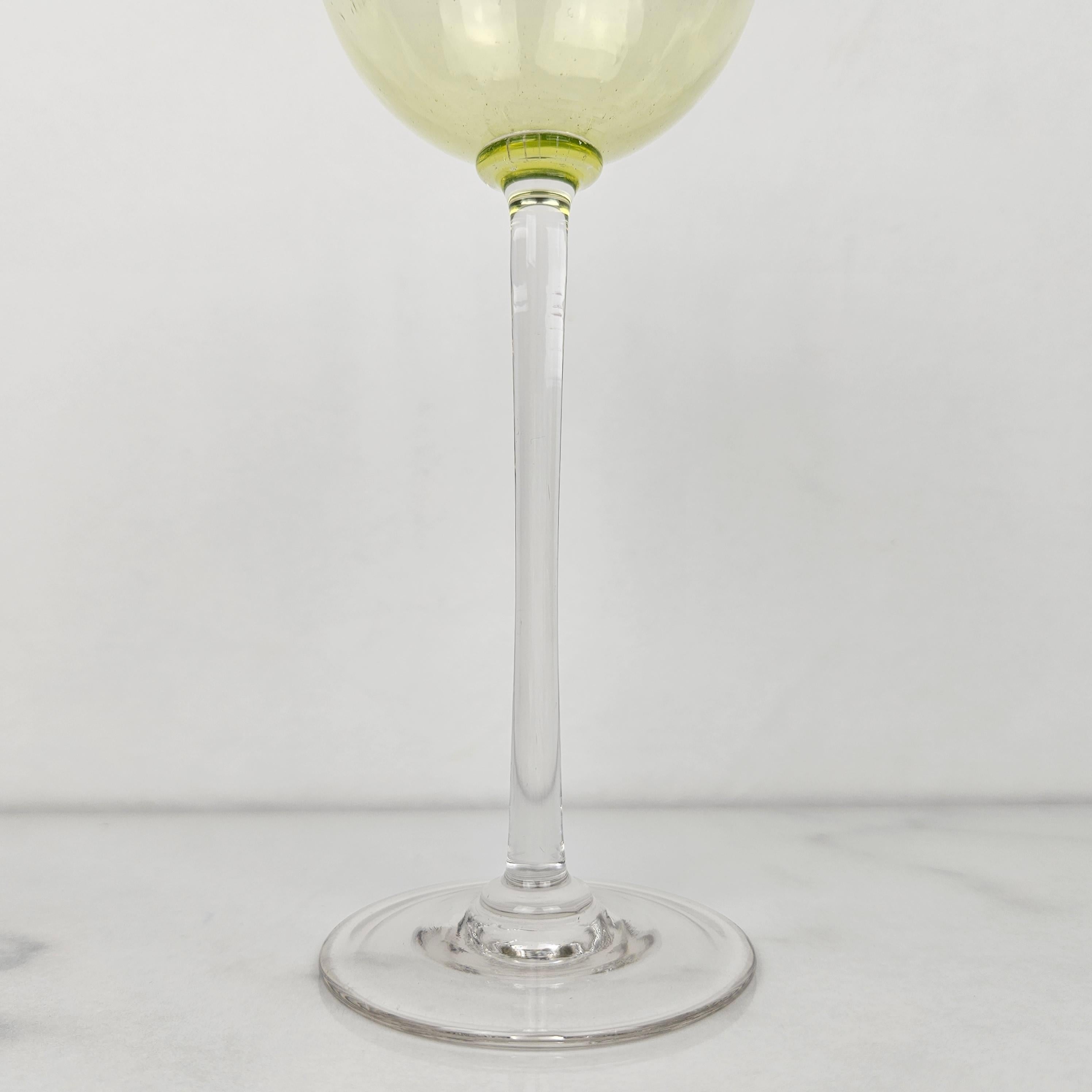 Français Charmant ensemble de 3 verres à vin colorés et striés à long pied, vers 1920 en vente