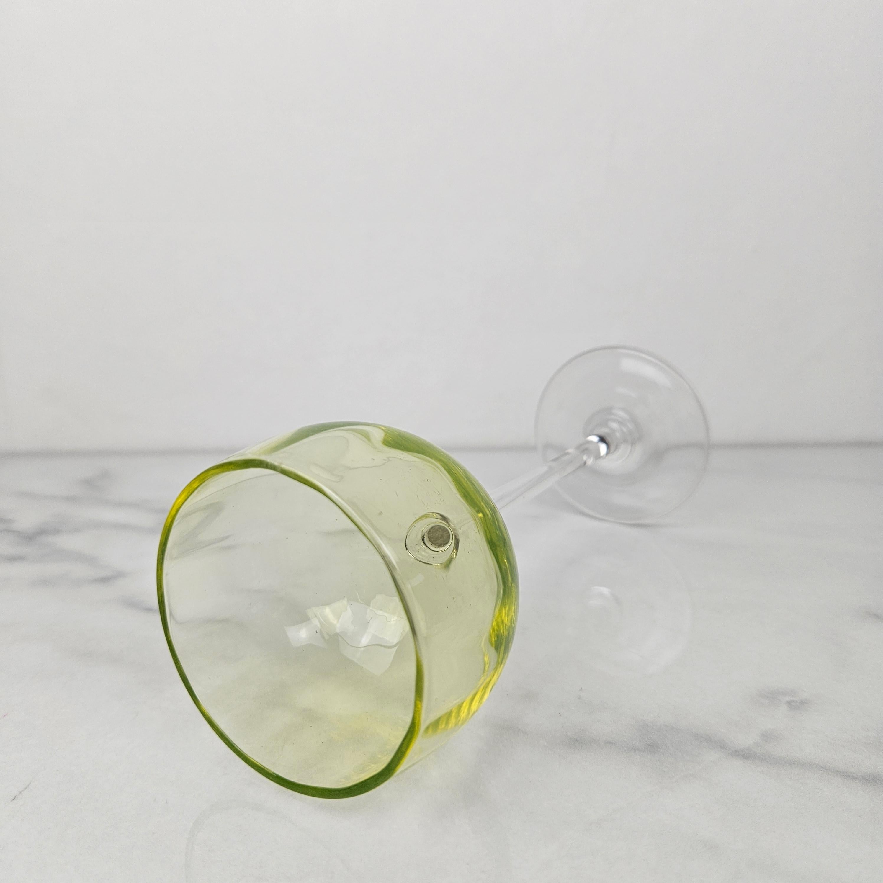 Fait main Charmant ensemble de 3 verres à vin colorés et striés à long pied, vers 1920 en vente