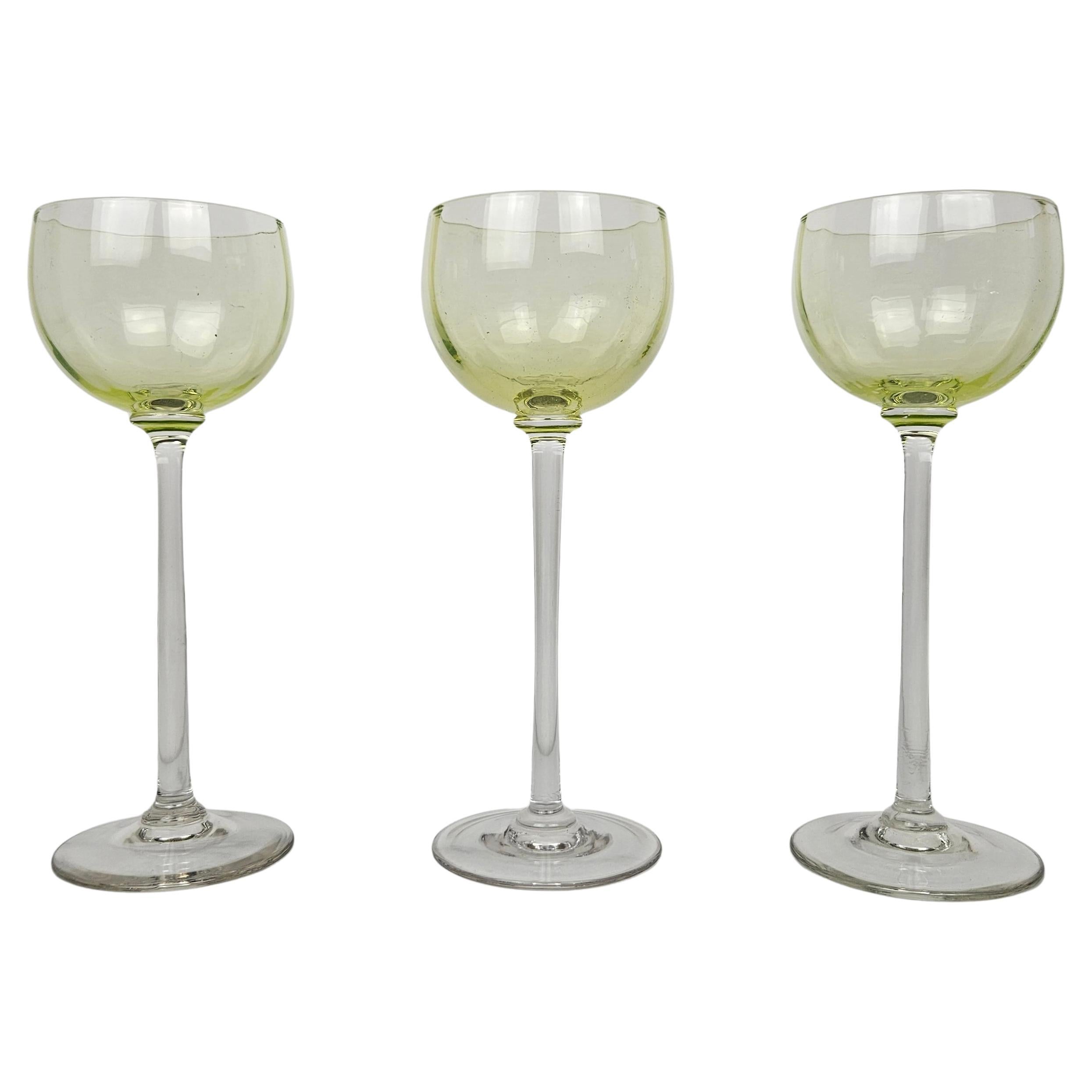 Charmanter Satz von 3 farbigen gerippten Weingläsern mit langem Stiel, um 1920