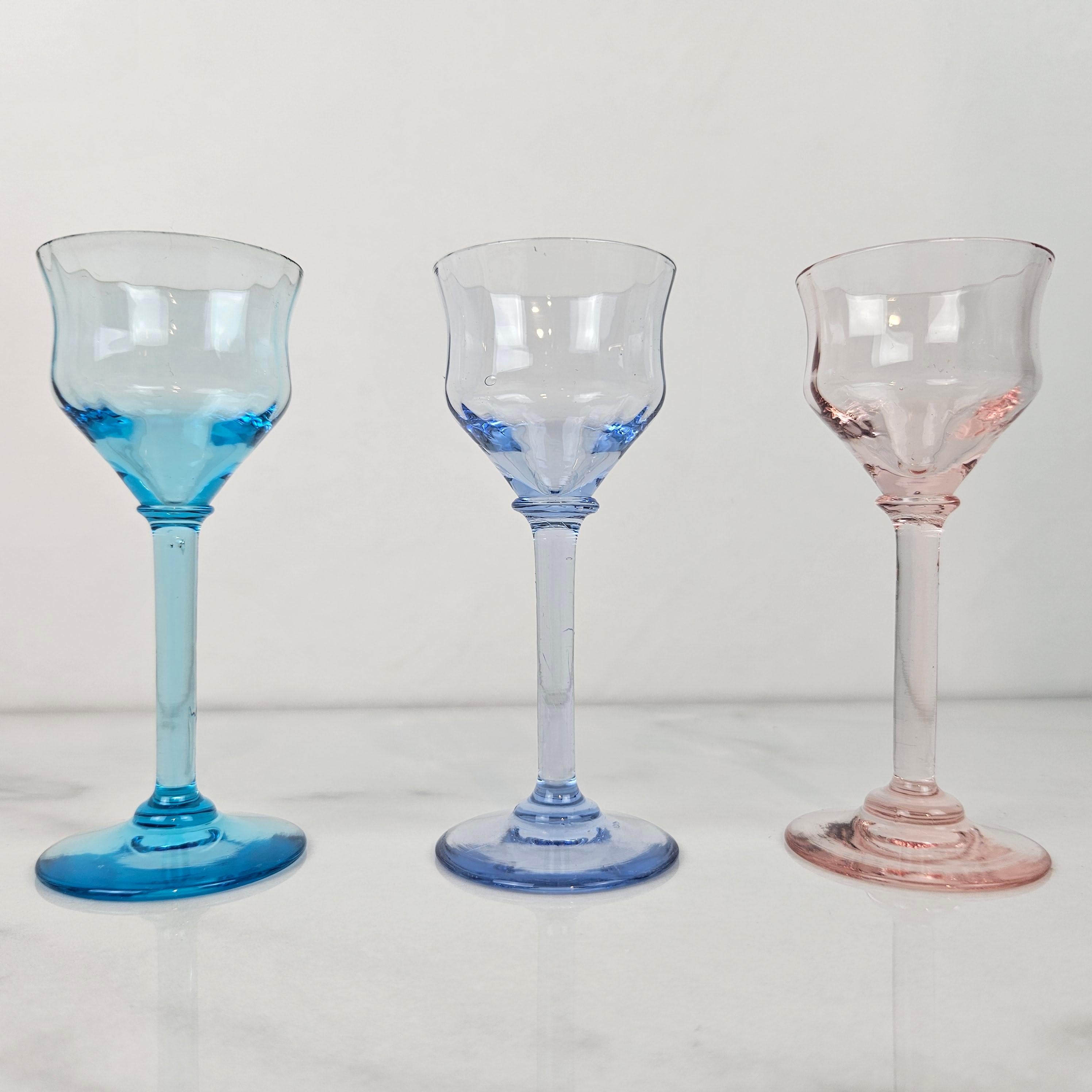 Art déco Charmant ensemble de 3 verres à liqueur côtelés, soufflés à la main, vers 1920 1920 en vente