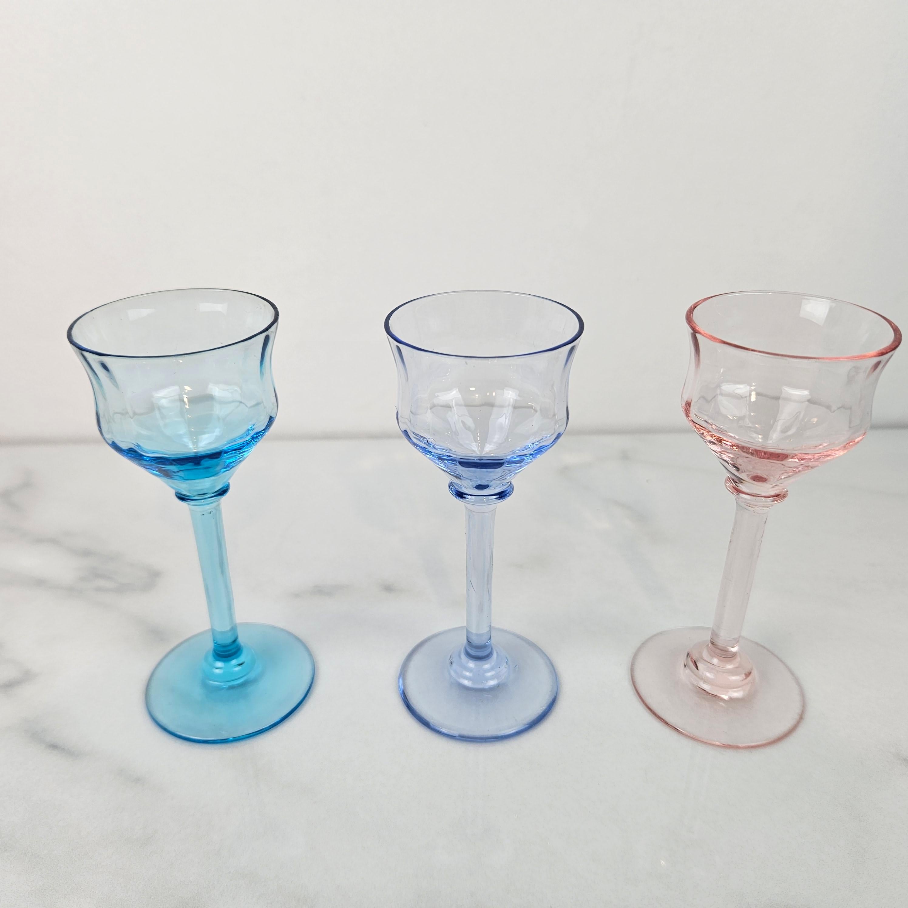 Français Charmant ensemble de 3 verres à liqueur côtelés, soufflés à la main, vers 1920 1920 en vente