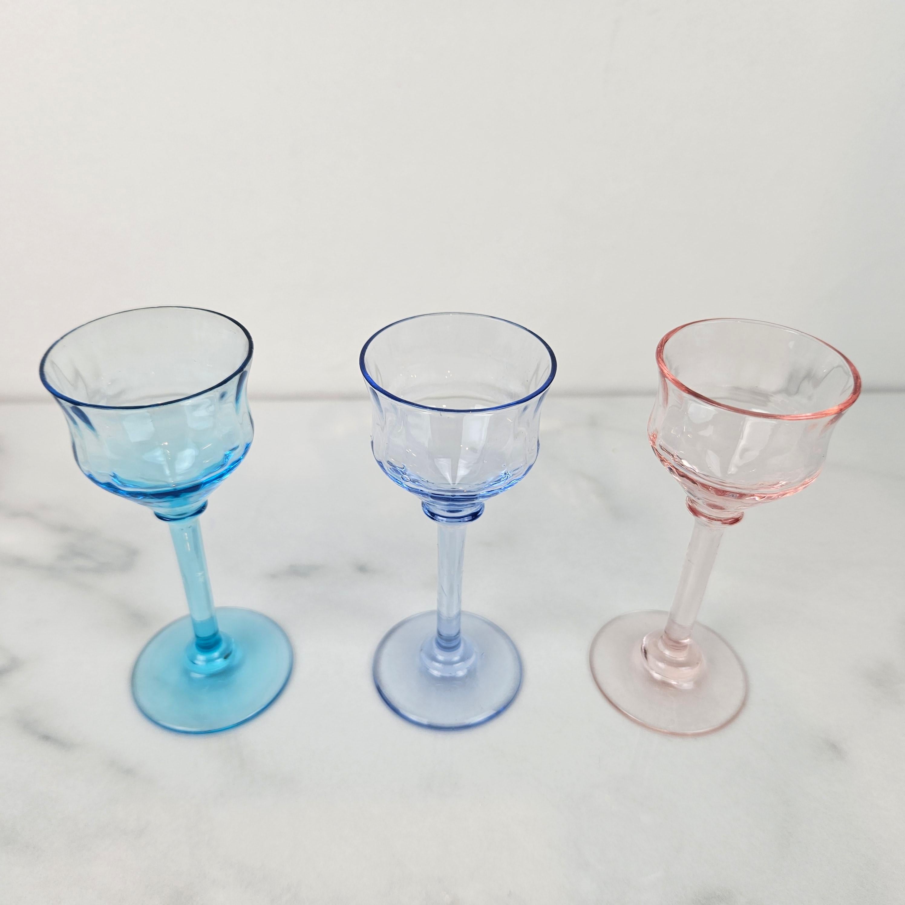 Fait main Charmant ensemble de 3 verres à liqueur côtelés, soufflés à la main, vers 1920 1920 en vente