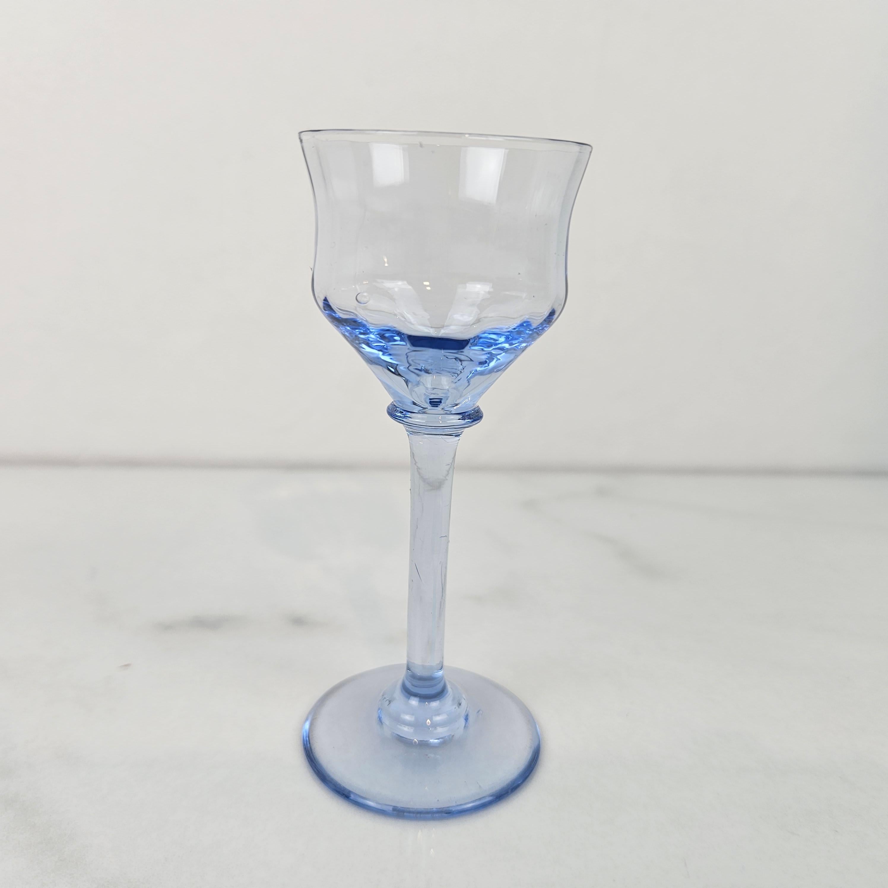Charmant ensemble de 3 verres à liqueur côtelés, soufflés à la main, vers 1920 1920 Bon état - En vente à Oud Beijerland, NL