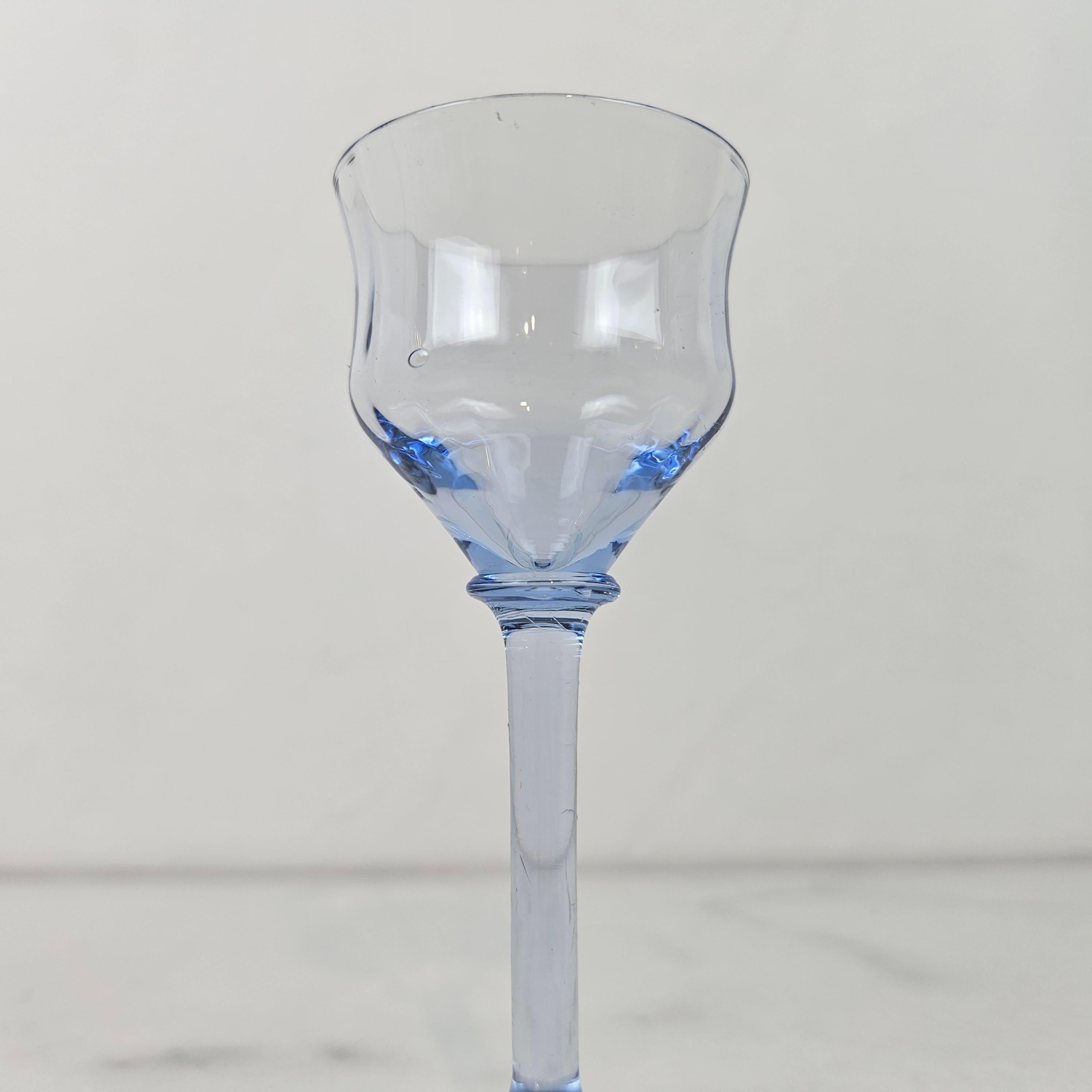 Début du 20ème siècle Charmant ensemble de 3 verres à liqueur côtelés, soufflés à la main, vers 1920 1920 en vente