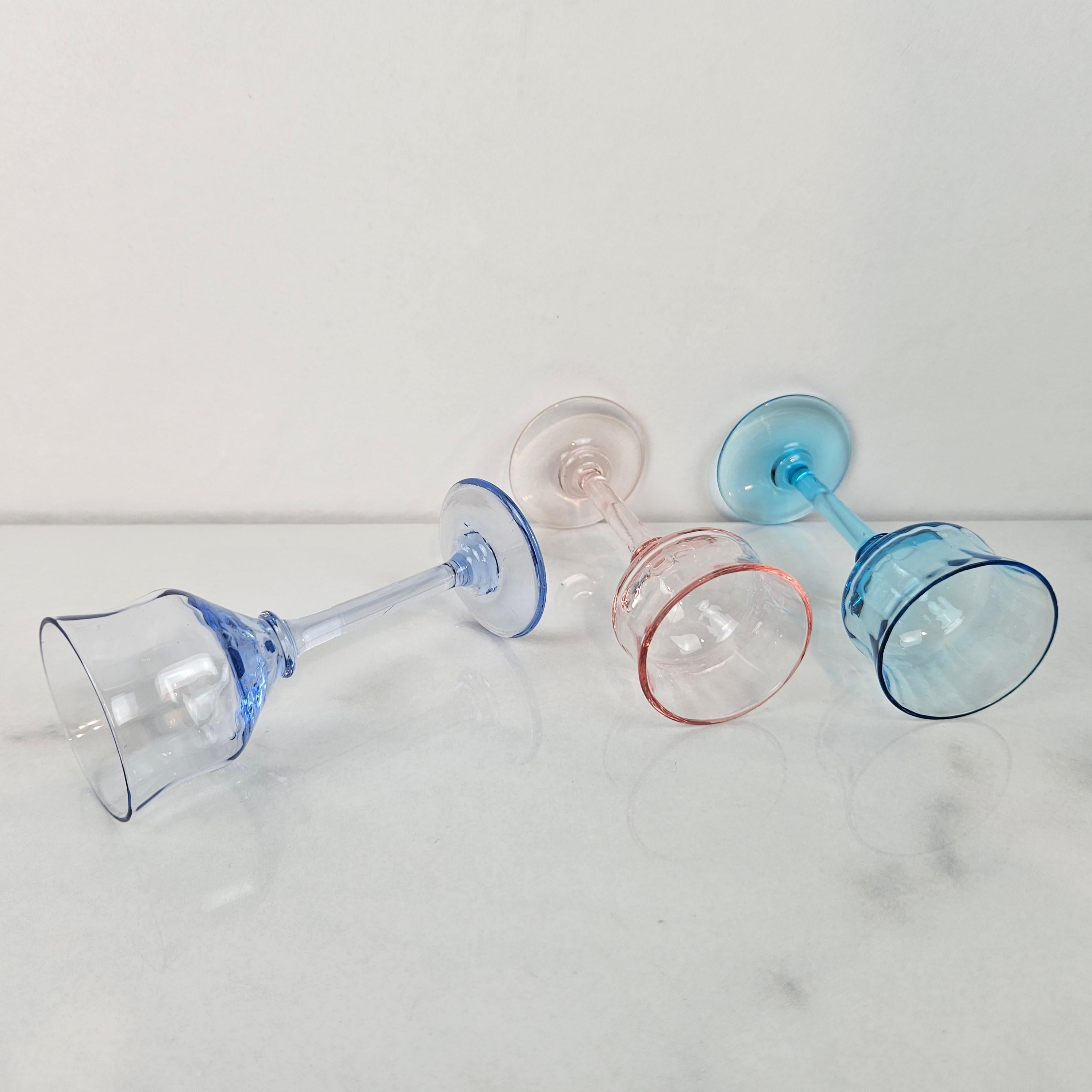 Charmant ensemble de 3 verres à liqueur côtelés, soufflés à la main, vers 1920 1920 en vente 1