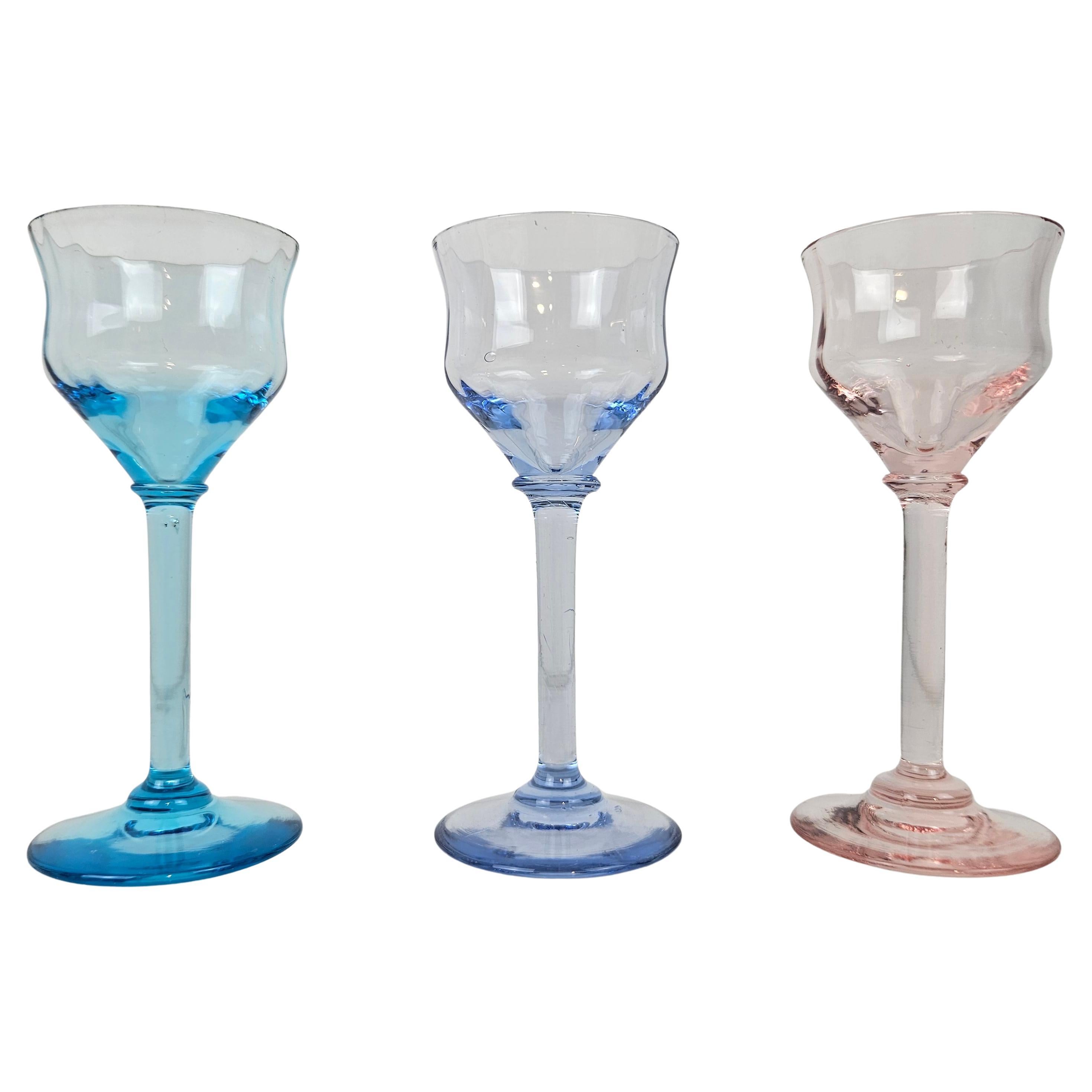 Charmant ensemble de 3 verres à liqueur côtelés, soufflés à la main, vers 1920 1920