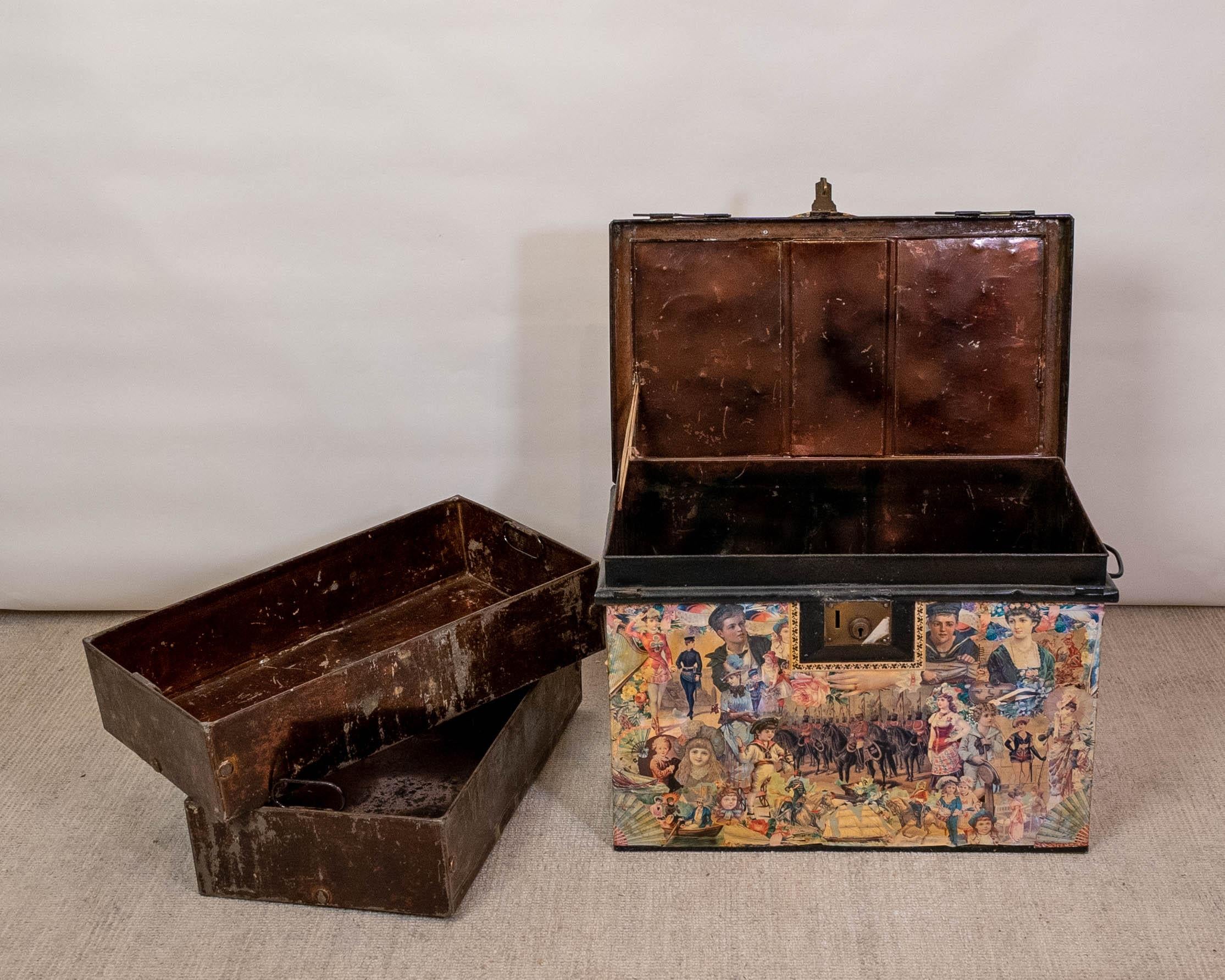 Victorien Charmant ensemble de 3 coffres de rangement victoriens artistiques décorés à la main en vente