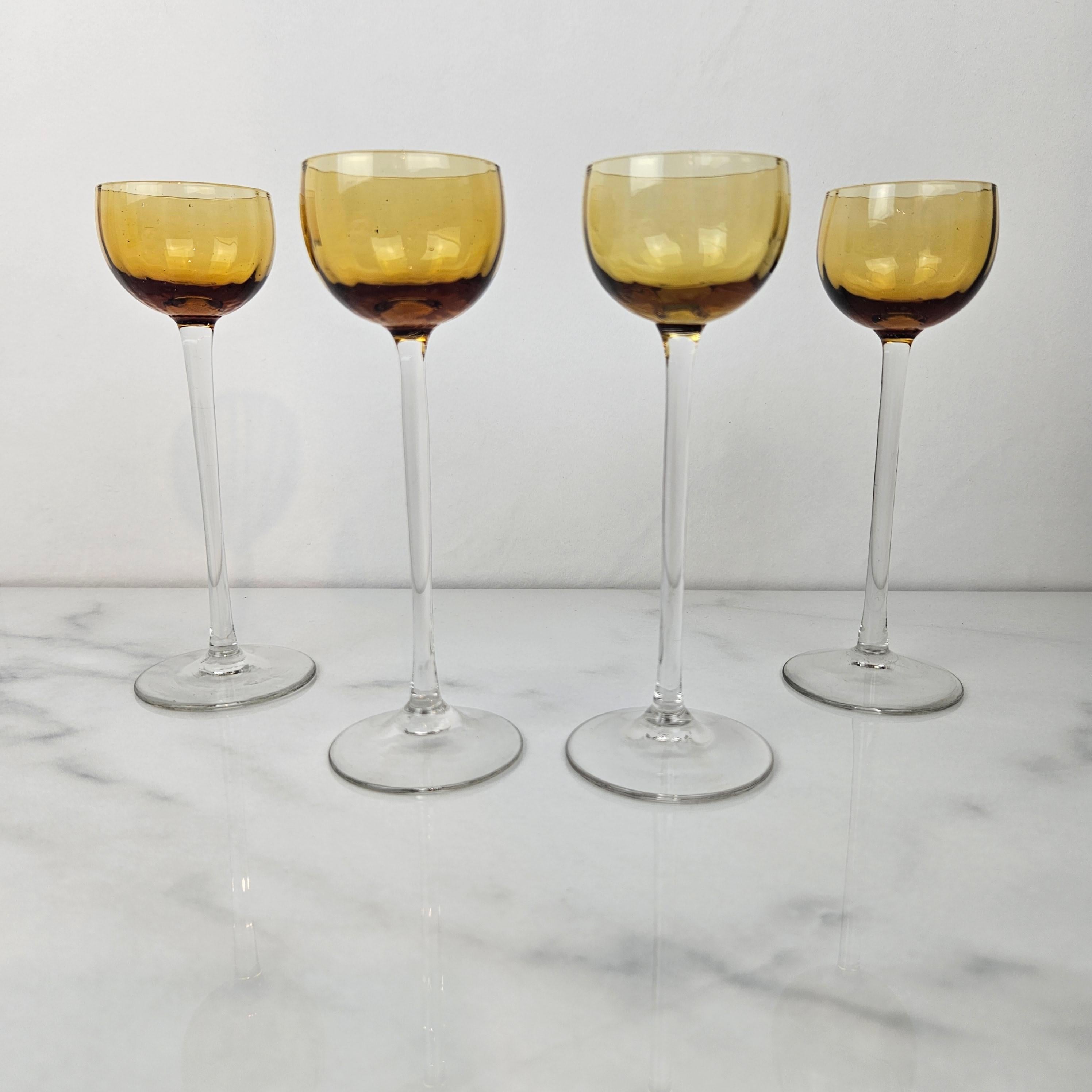 Romantique Charmant ensemble de 4 verres à liqueur striés de couleur ambre à long pied, vers 1920 1920 en vente