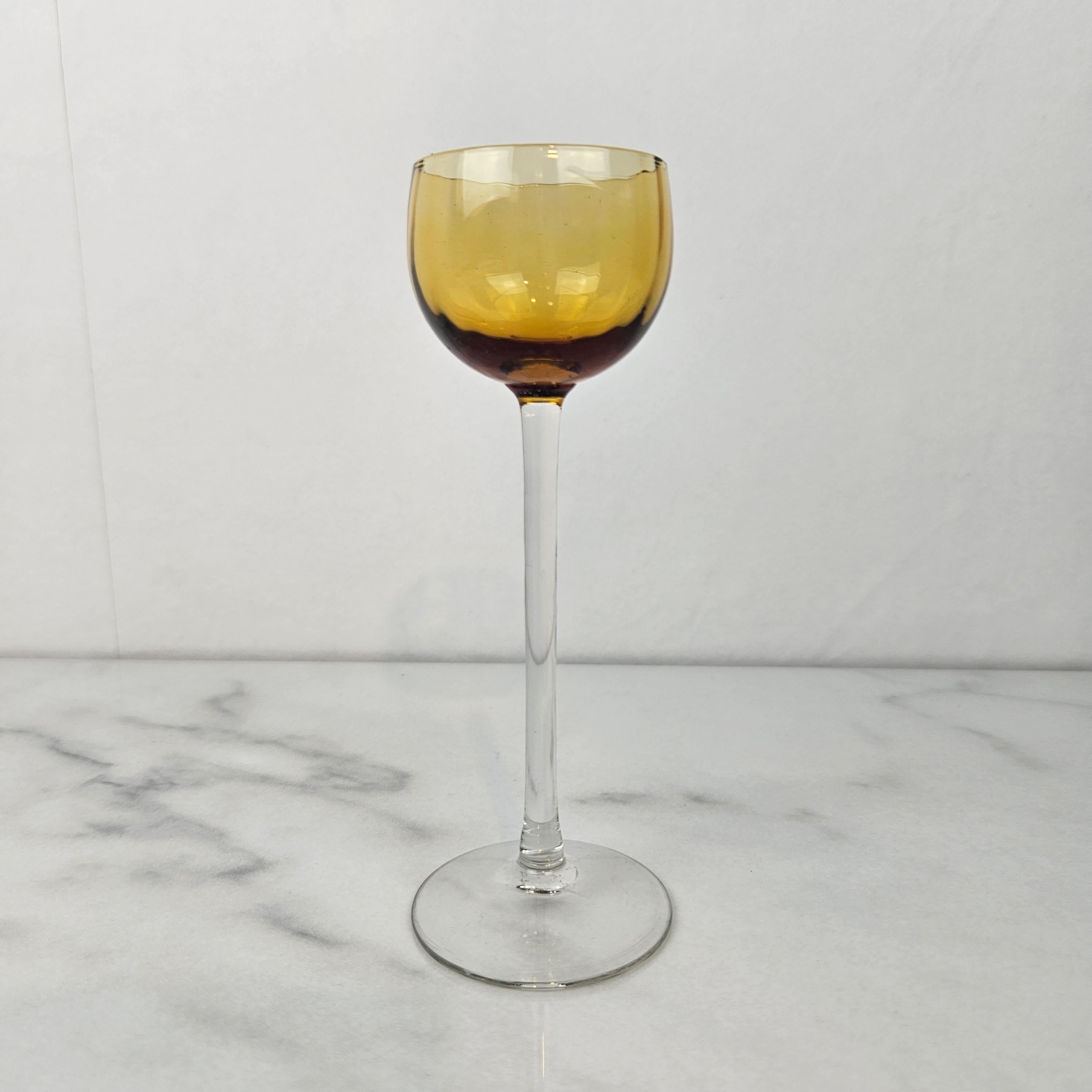 Fait main Charmant ensemble de 4 verres à liqueur striés de couleur ambre à long pied, vers 1920 1920 en vente
