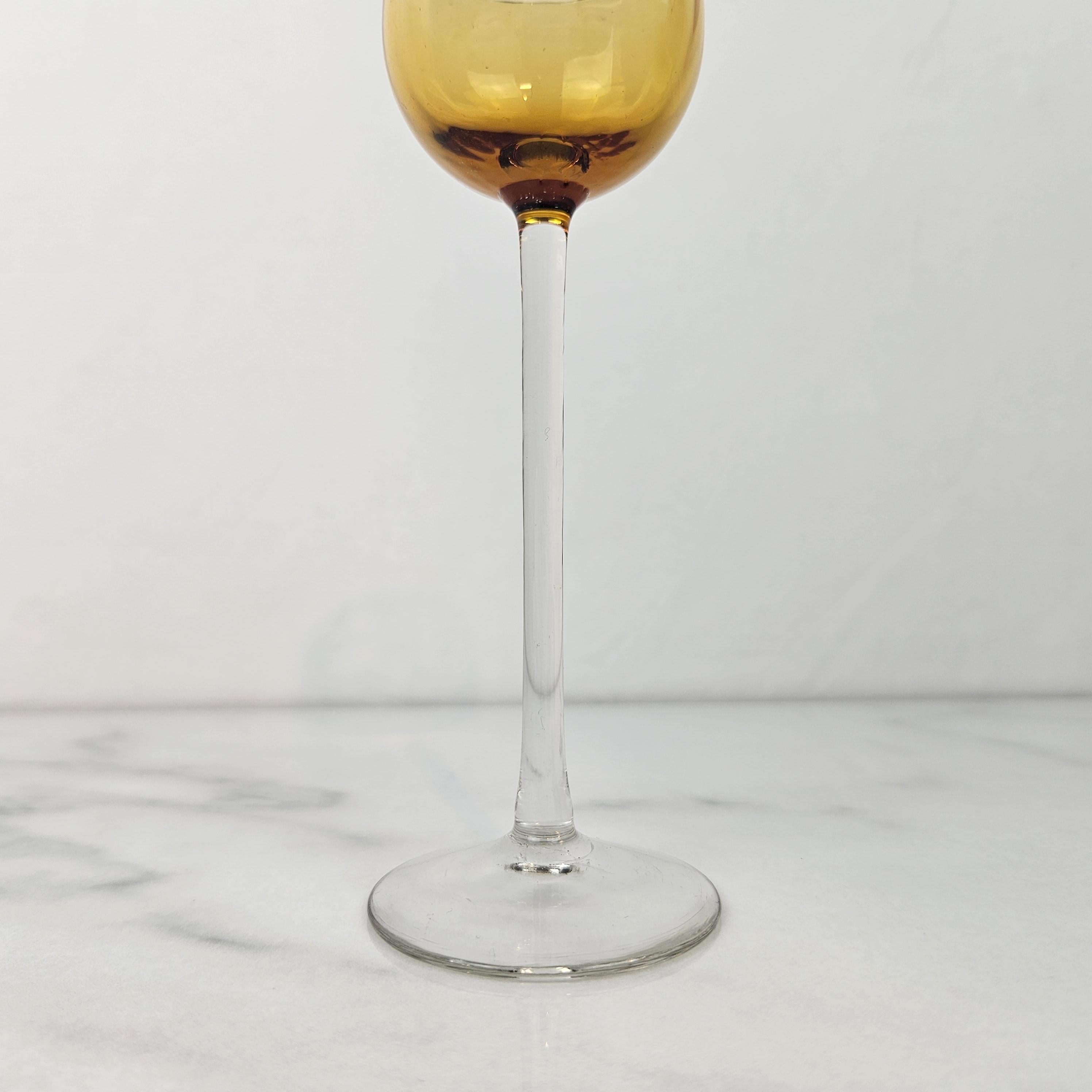Début du 20ème siècle Charmant ensemble de 4 verres à liqueur striés de couleur ambre à long pied, vers 1920 1920 en vente