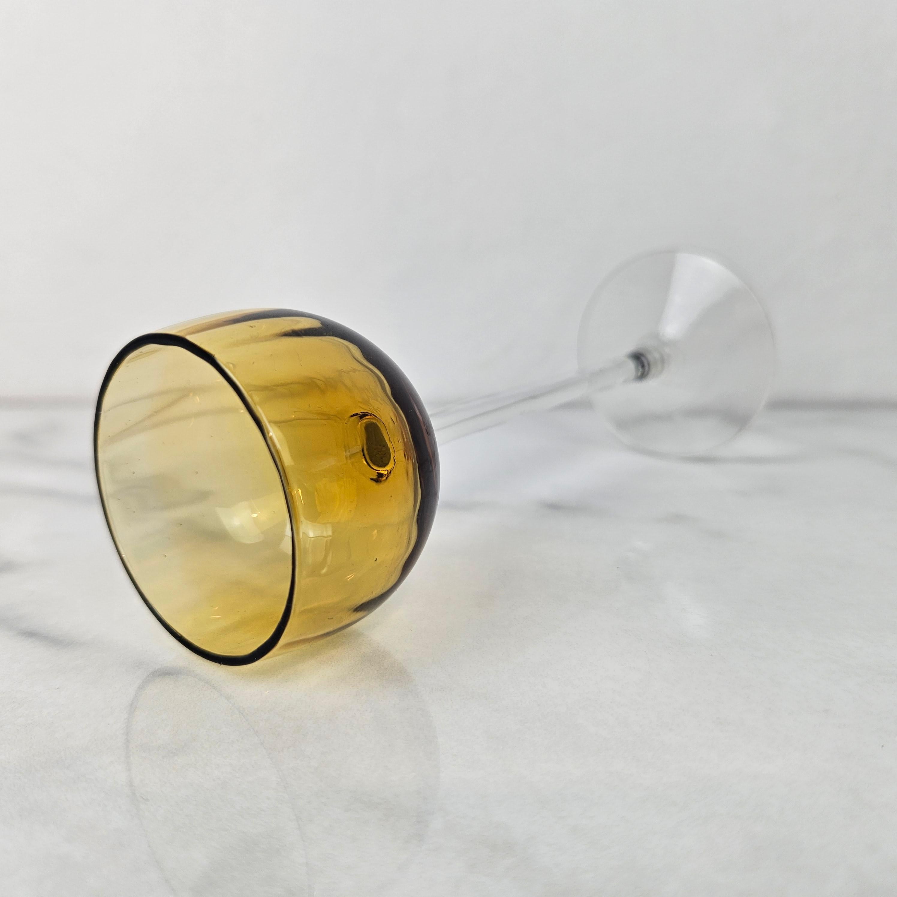 Verre brun Charmant ensemble de 4 verres à liqueur striés de couleur ambre à long pied, vers 1920 1920 en vente