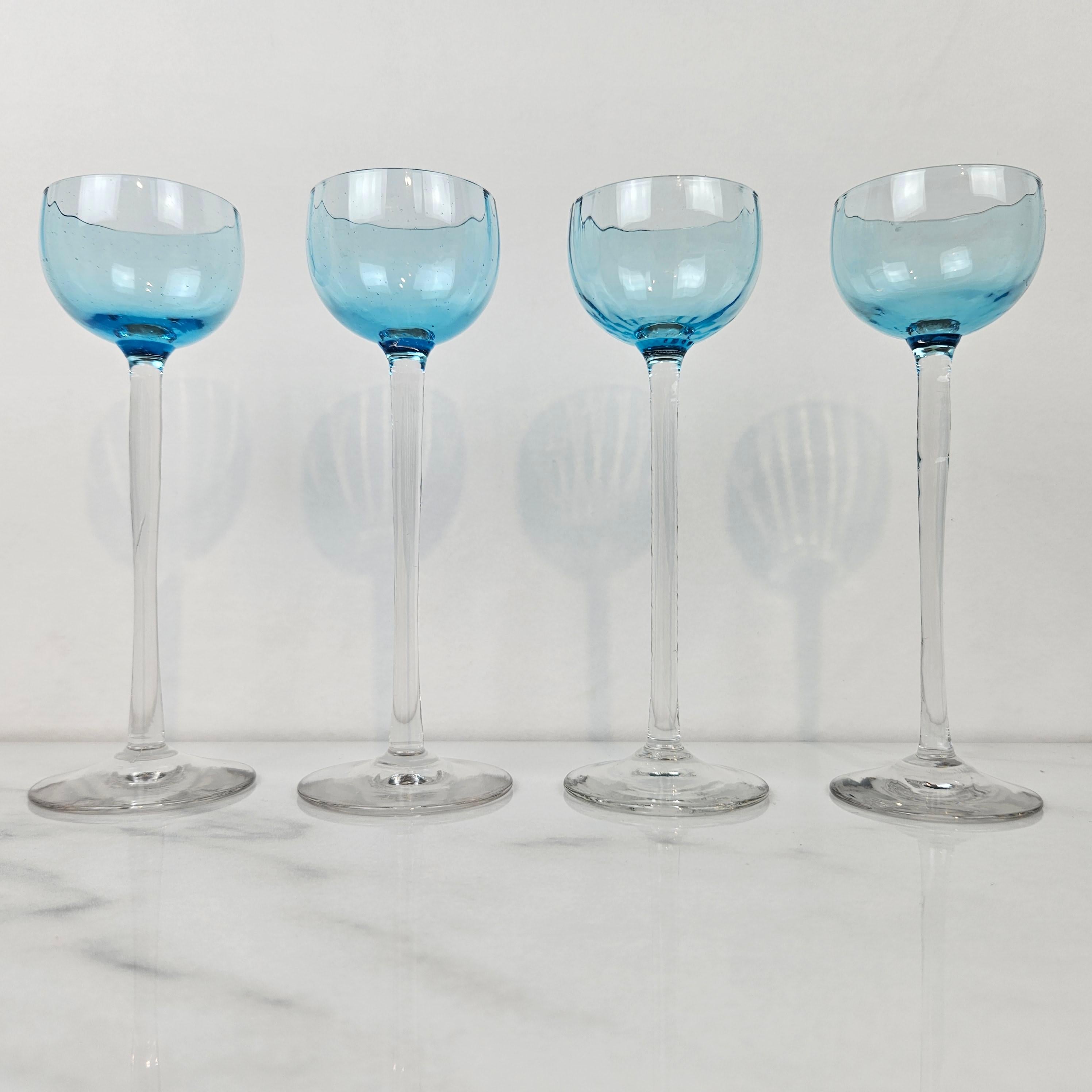 Ein schöner und seltener Satz von vier antiken Likör- oder Schnapsgläsern, mundgeblasen und datiert auf ca. 1920. 
Jedes Glas hat eine leicht gerippte blaue Schale und einen langen, geraden Stiel - eine elegante, langgestreckte Form, die sowohl