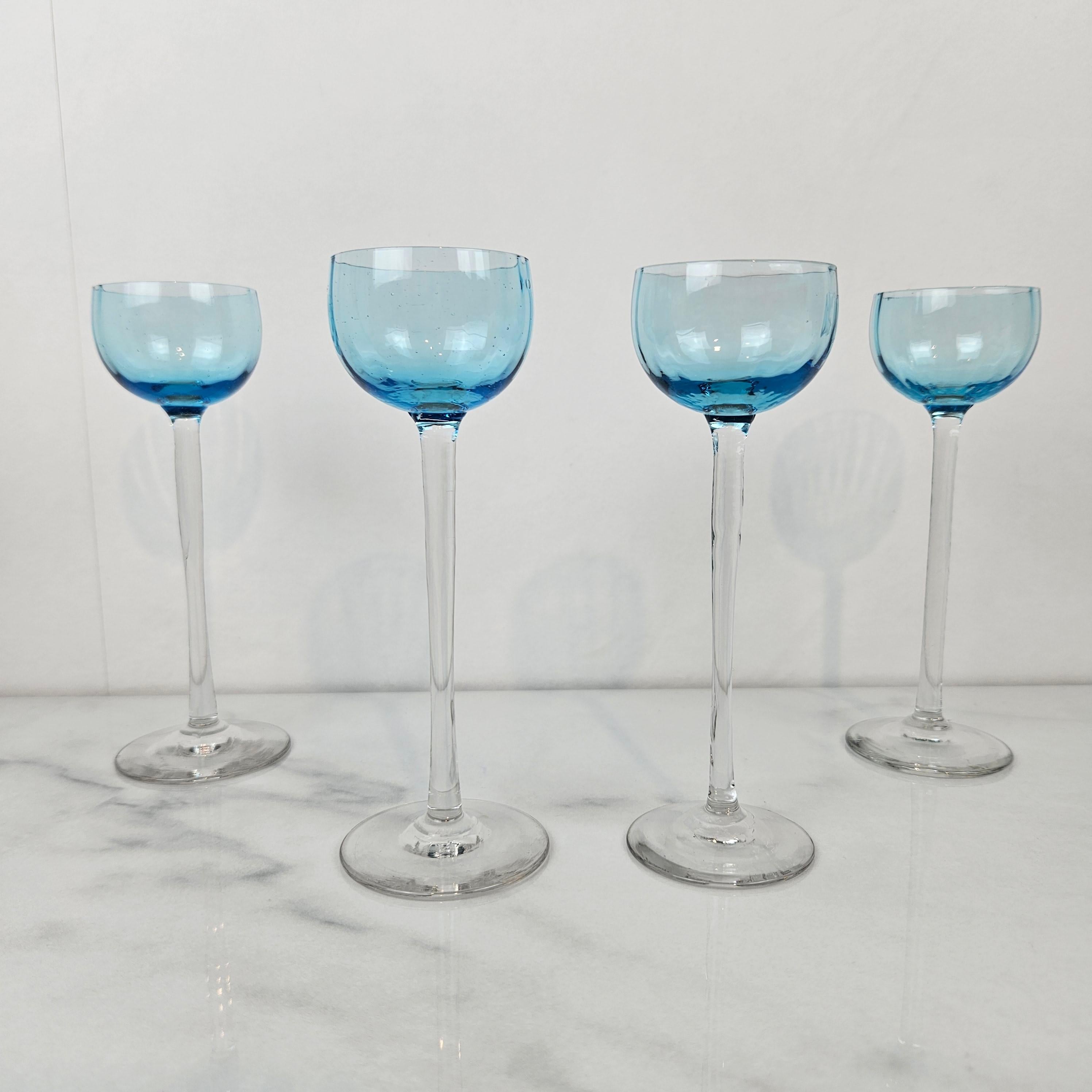 Charmanter Satz von 4 blau gefärbten gerippten Likörgläsern mit langem Stiel, ca. 1920 (Romantik) im Angebot