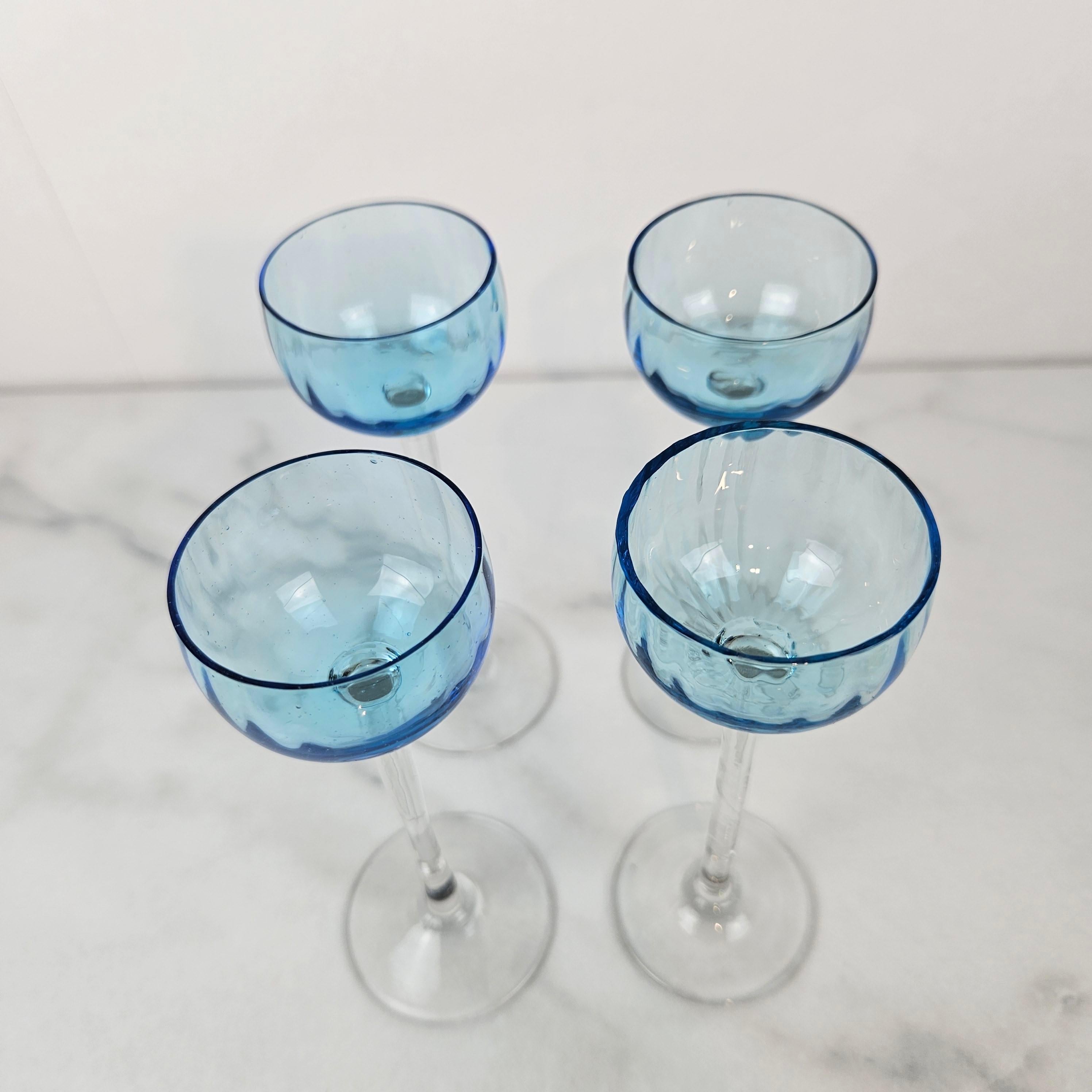 Charmanter Satz von 4 blau gefärbten gerippten Likörgläsern mit langem Stiel, ca. 1920 (Französisch) im Angebot