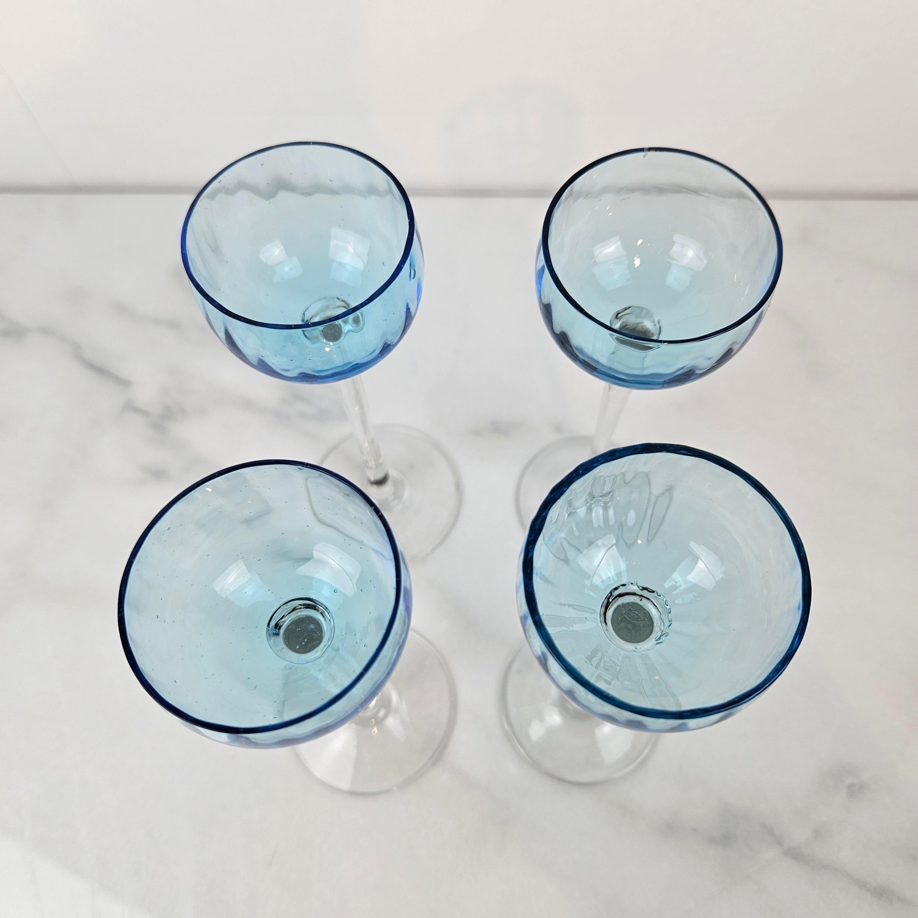 Charmanter Satz von 4 blau gefärbten gerippten Likörgläsern mit langem Stiel, ca. 1920 (Handgefertigt) im Angebot