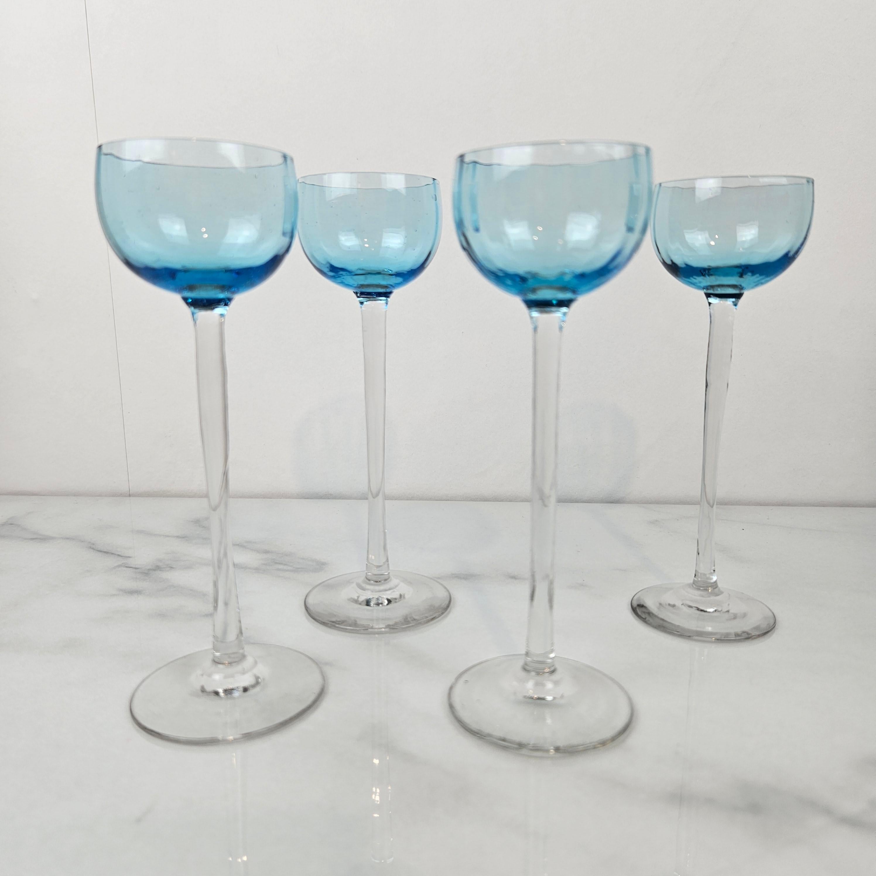 Charmanter Satz von 4 blau gefärbten gerippten Likörgläsern mit langem Stiel, ca. 1920 im Zustand „Gut“ im Angebot in Oud Beijerland, NL