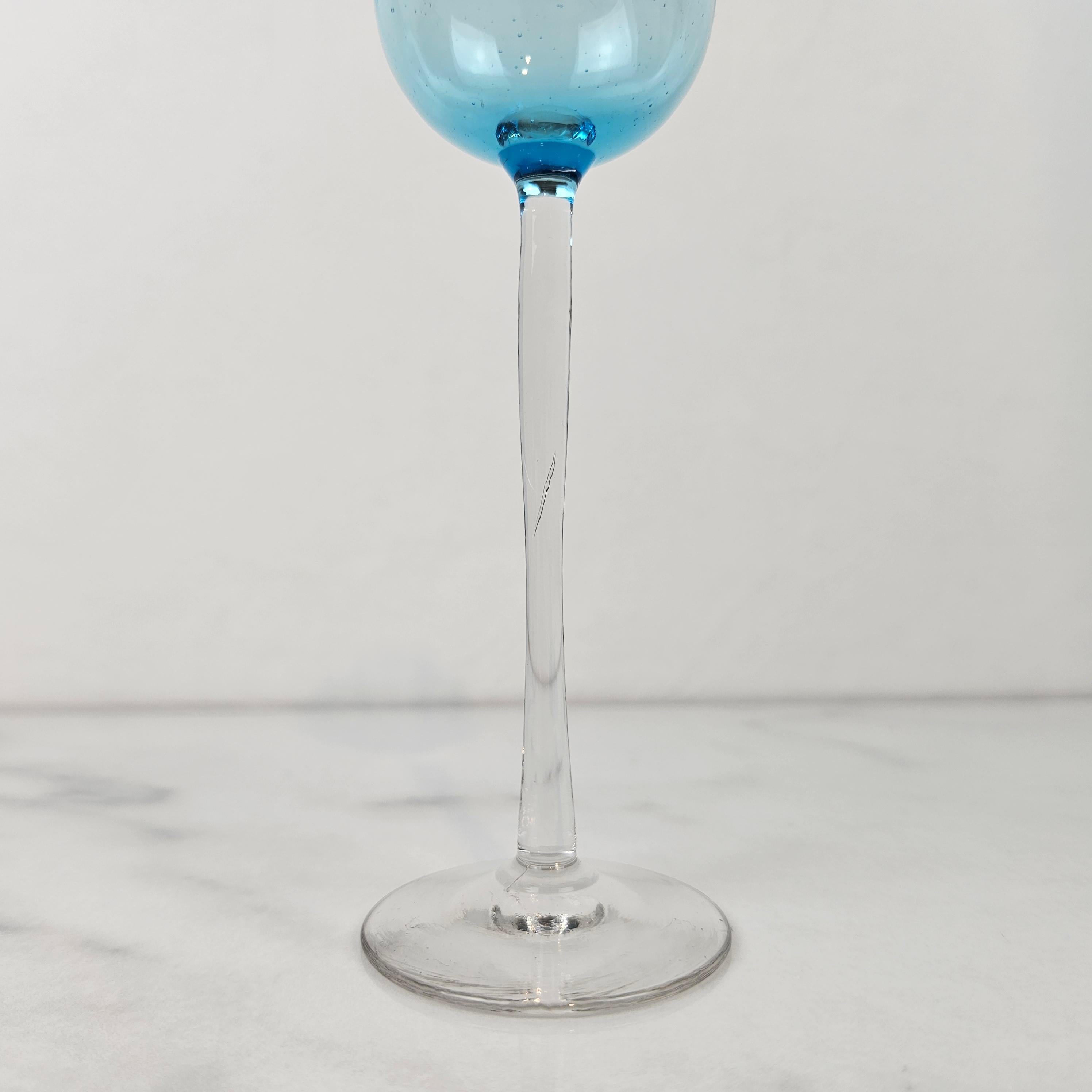 Charmanter Satz von 4 blau gefärbten gerippten Likörgläsern mit langem Stiel, ca. 1920 (Frühes 20. Jahrhundert) im Angebot