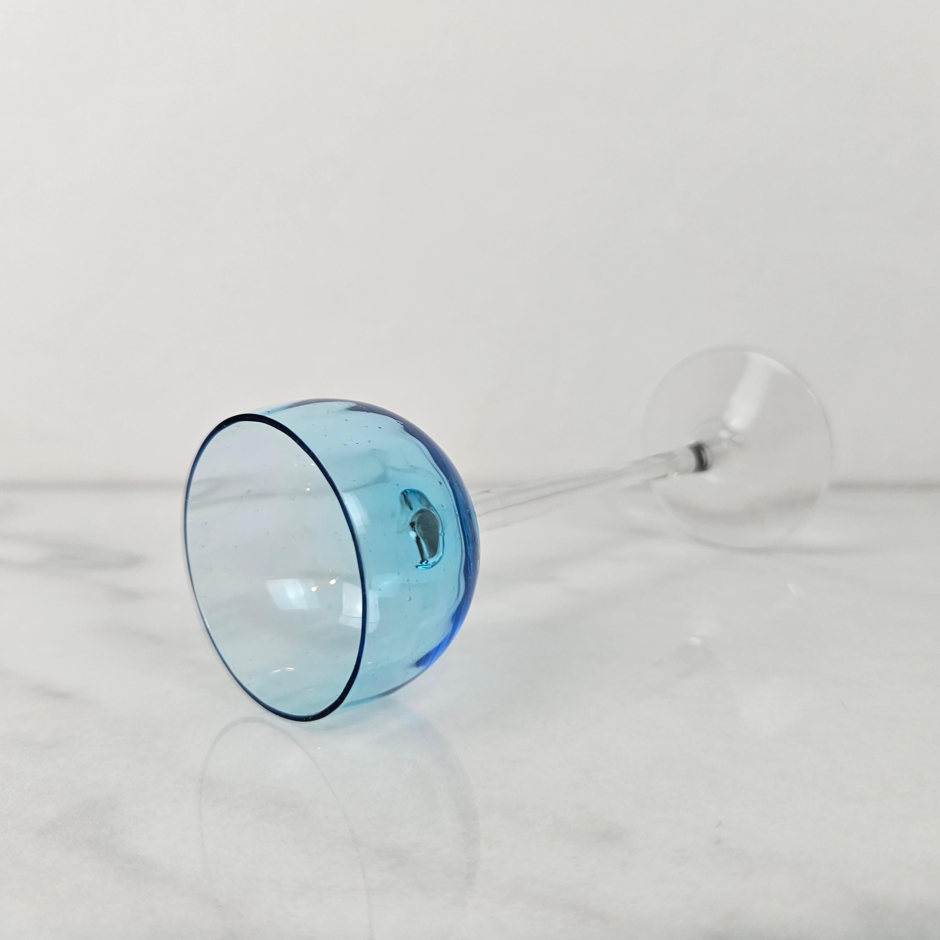 Charmanter Satz von 4 blau gefärbten gerippten Likörgläsern mit langem Stiel, ca. 1920 (Geblasenes Glas) im Angebot