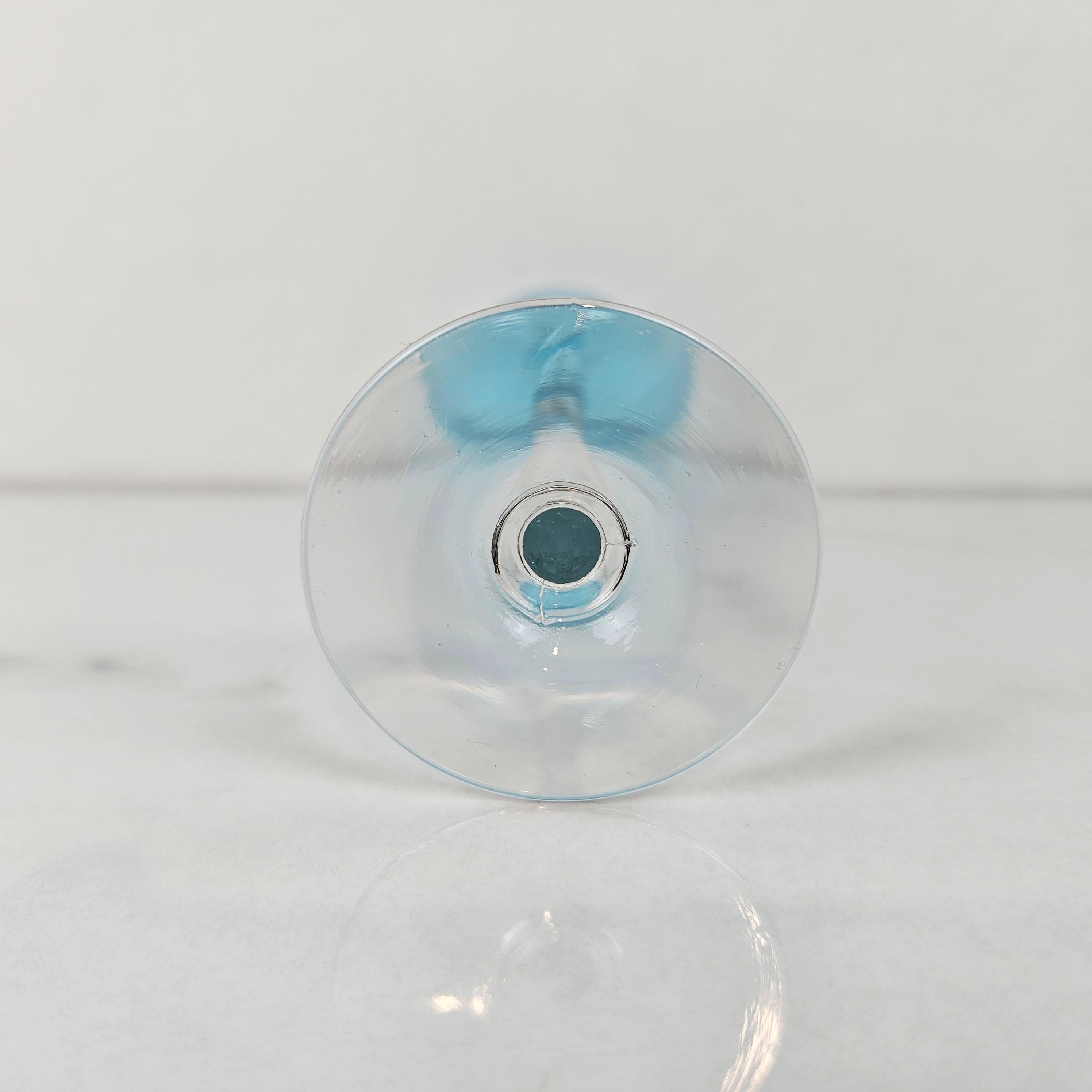 Charmanter Satz von 4 blau gefärbten gerippten Likörgläsern mit langem Stiel, ca. 1920 im Angebot 1