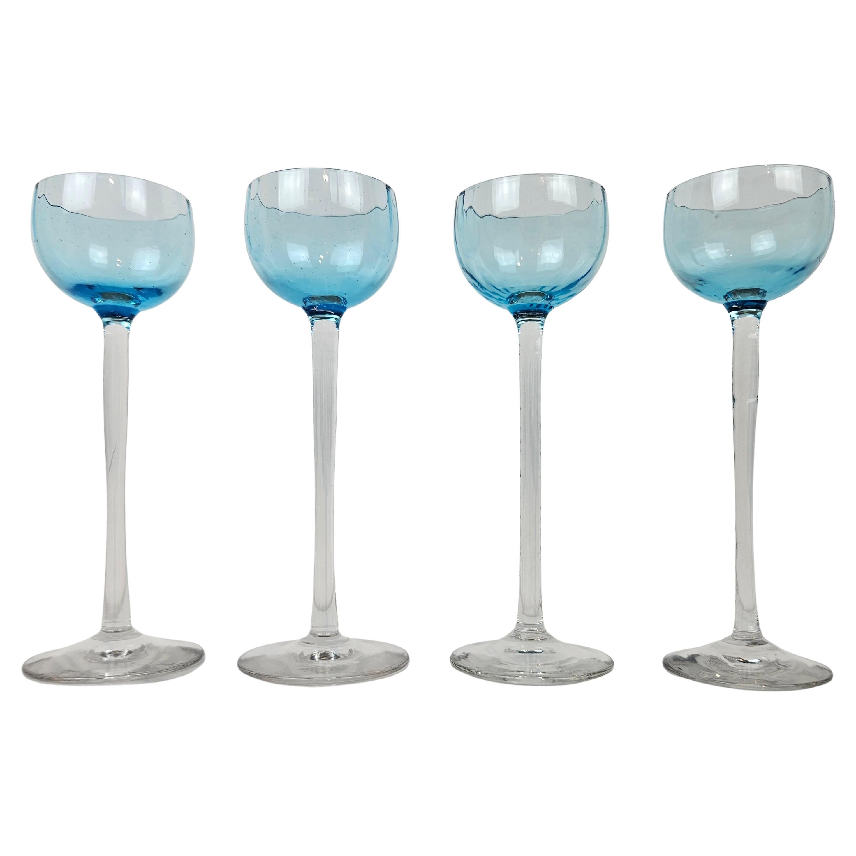 Charmant ensemble de 4 verres à liqueur nervurés de couleur bleue à long pied, vers 1920 1920