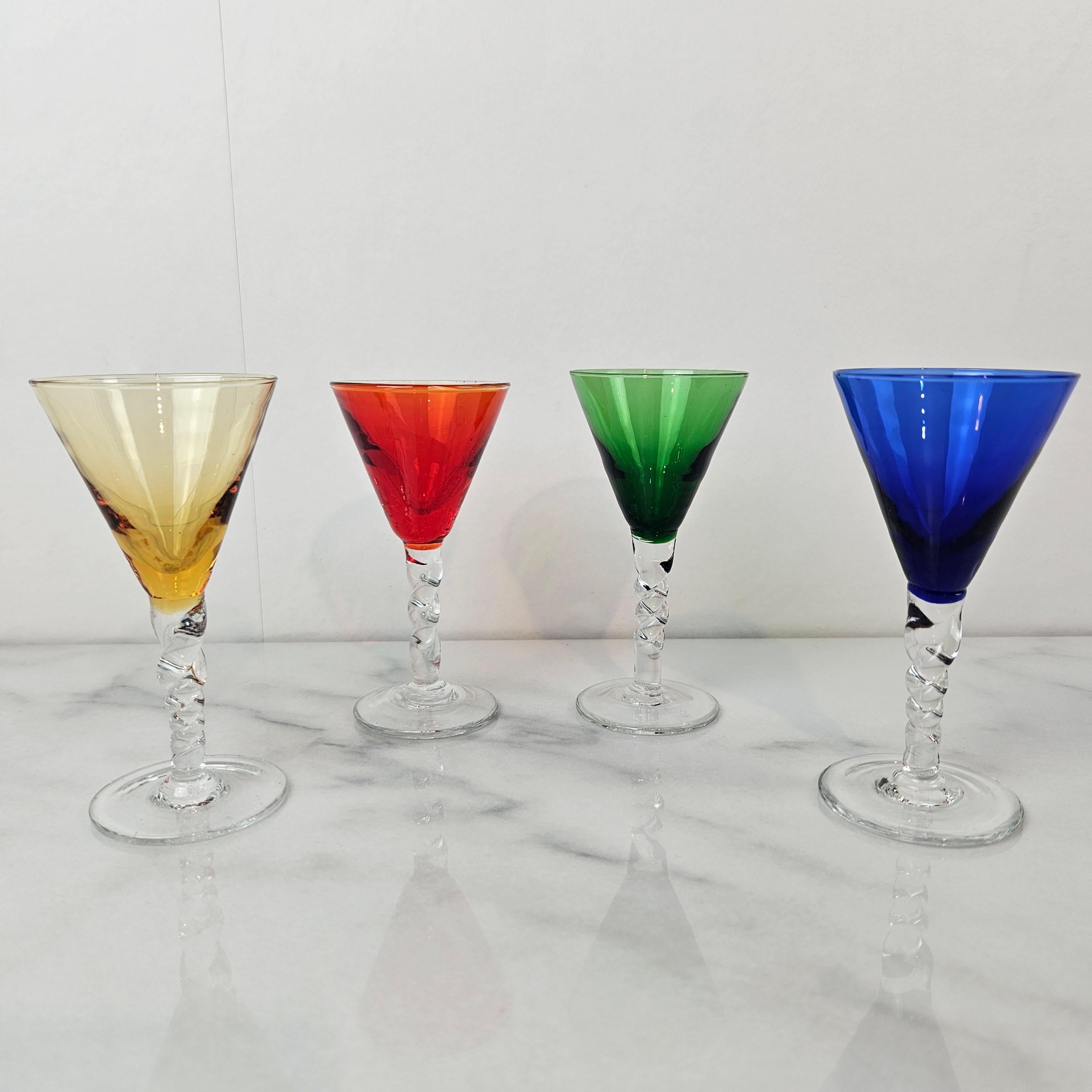 Romantique Charmant ensemble de 4 verres à liqueur et à couleur avec pied torsadé, vers 1930 en vente