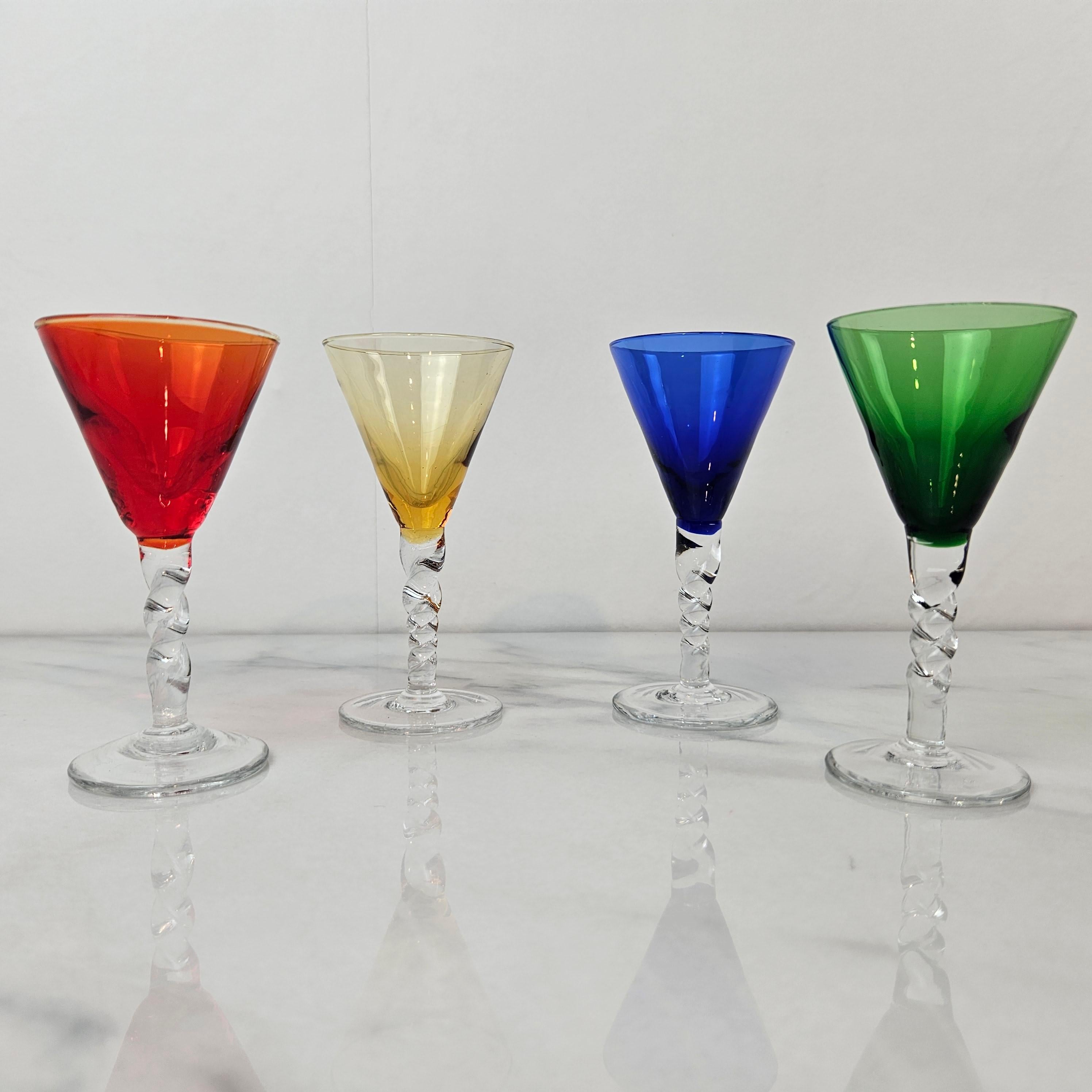 Français Charmant ensemble de 4 verres à liqueur et à couleur avec pied torsadé, vers 1930 en vente