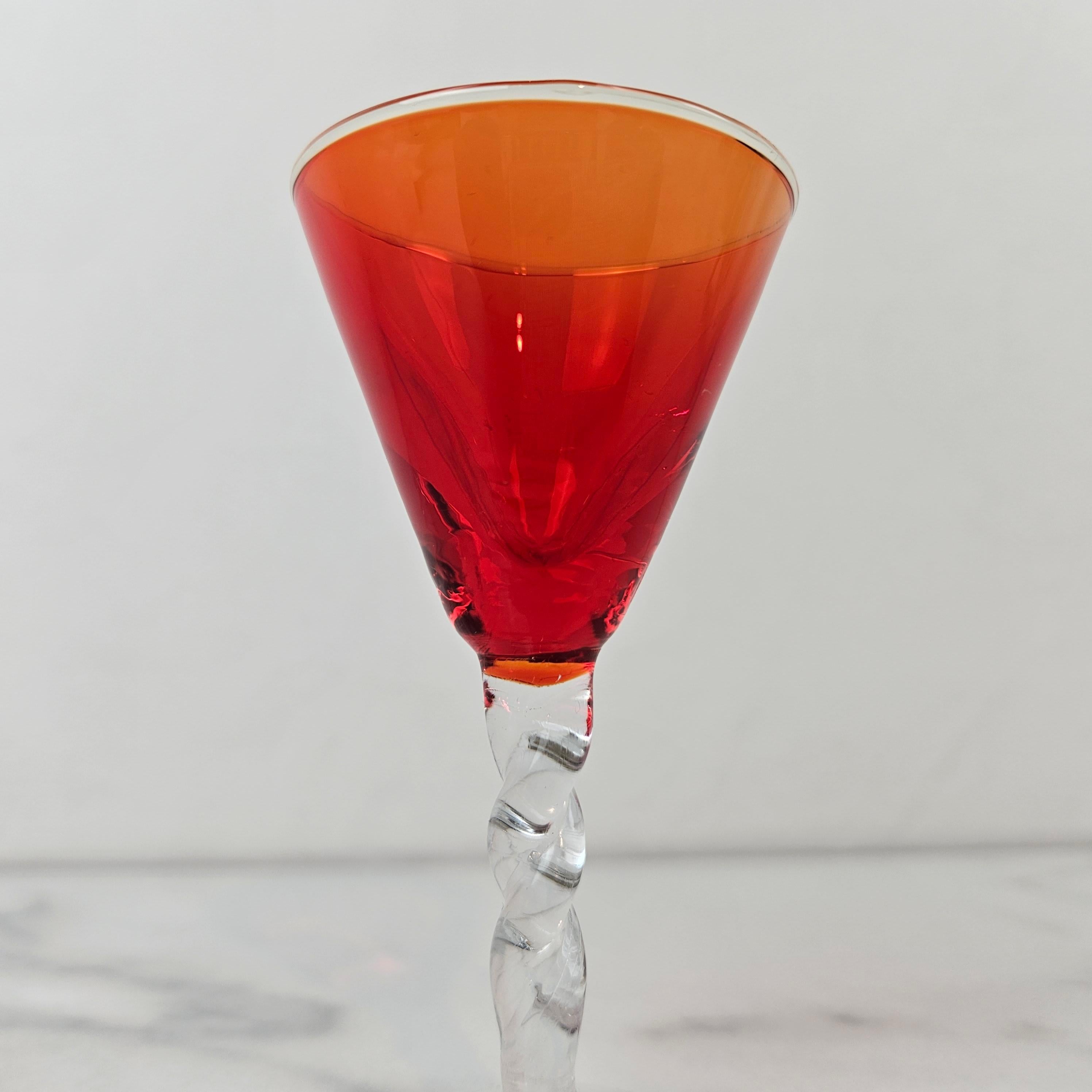 Charmant ensemble de 4 verres à liqueur et à couleur avec pied torsadé, vers 1930 Bon état - En vente à Oud Beijerland, NL