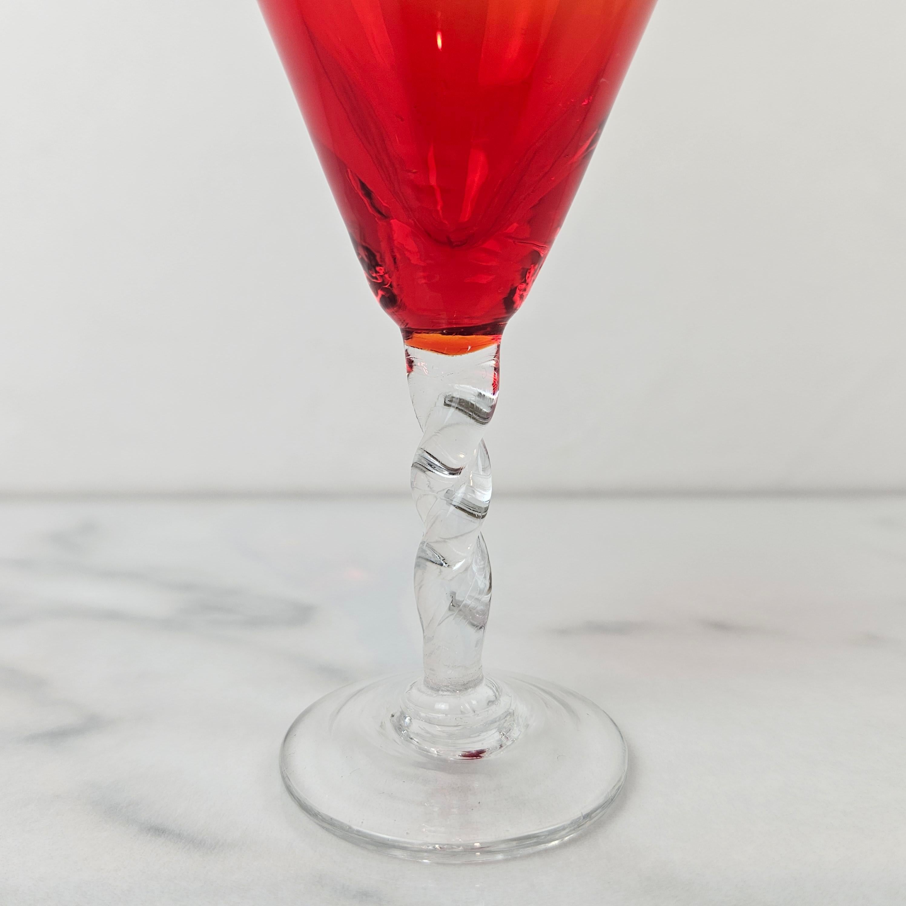 Milieu du XXe siècle Charmant ensemble de 4 verres à liqueur et à couleur avec pied torsadé, vers 1930 en vente