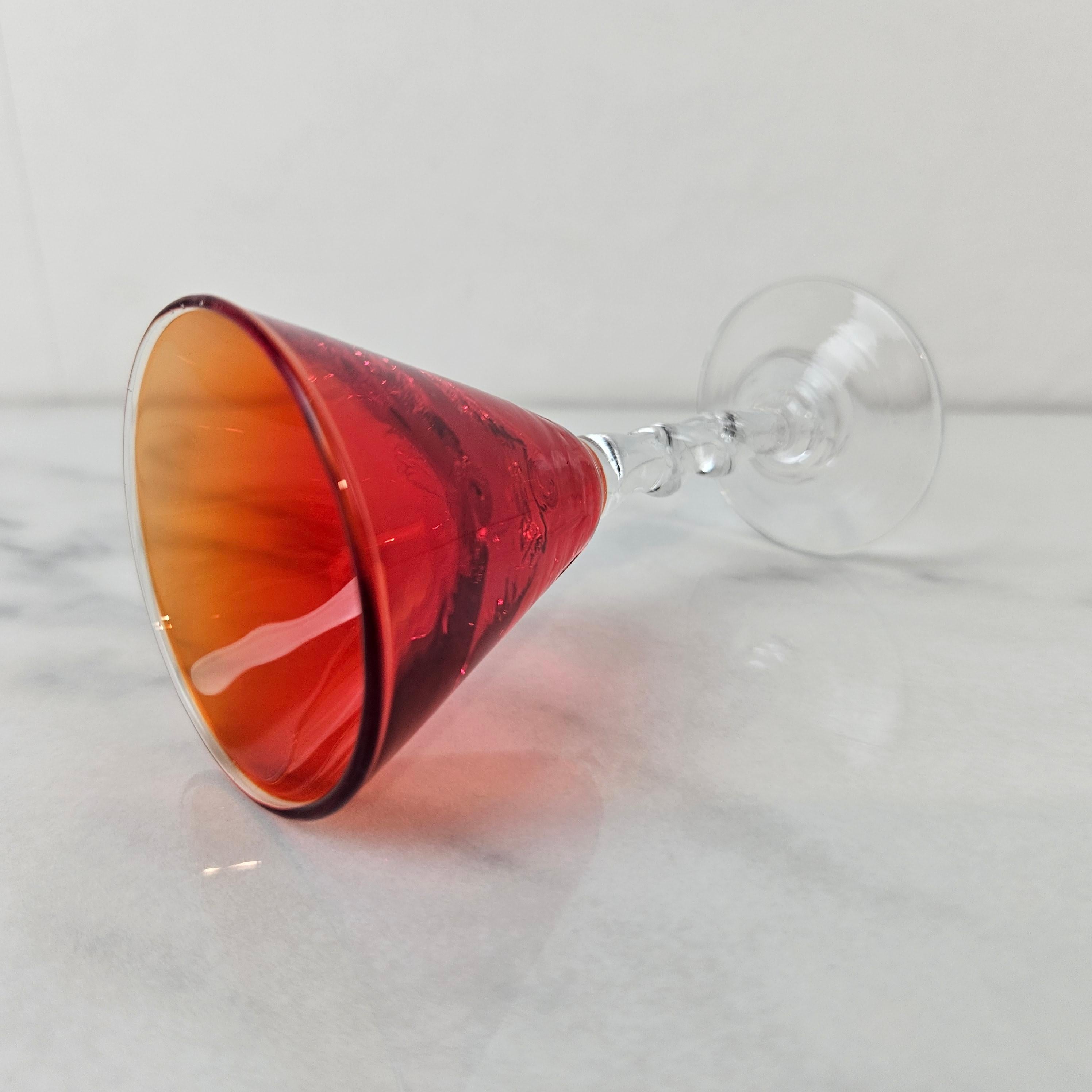 Verre brun Charmant ensemble de 4 verres à liqueur et à couleur avec pied torsadé, vers 1930 en vente