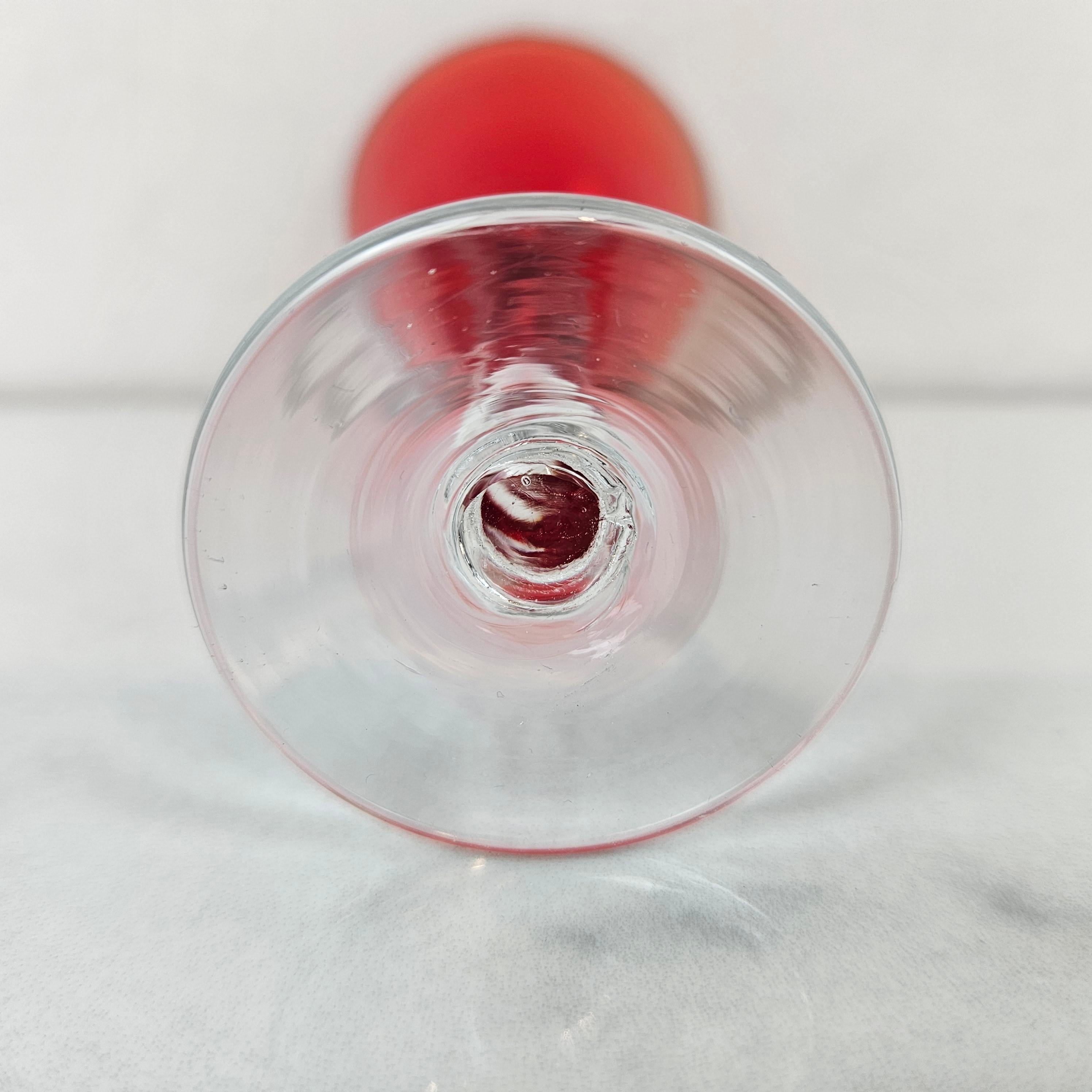 Charmant ensemble de 4 verres à liqueur et à couleur avec pied torsadé, vers 1930 en vente 1