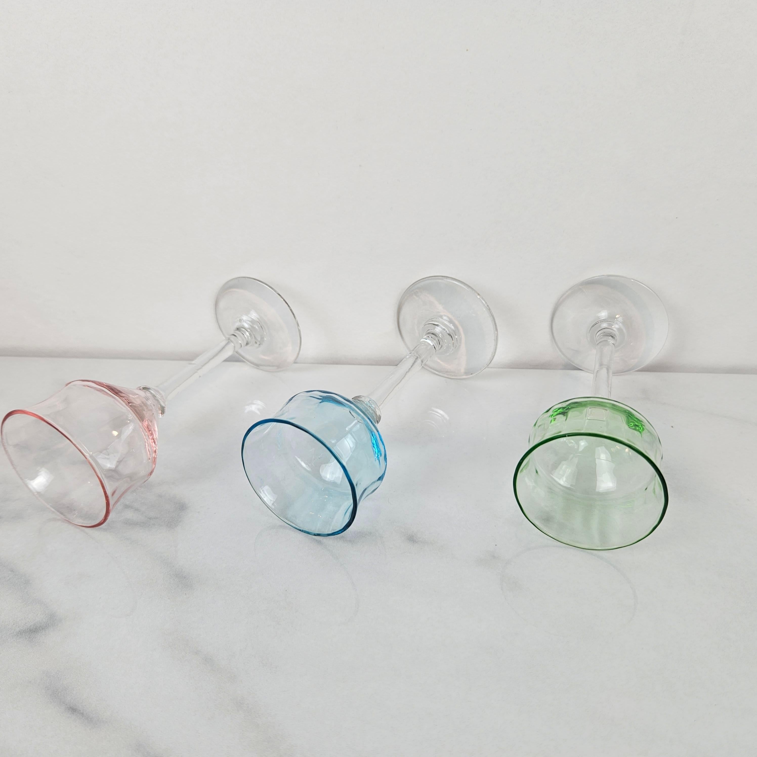 Charmant ensemble de 4 verres à liqueur côtelés colorés, soufflés à la main, vers 1920 1920 en vente 2