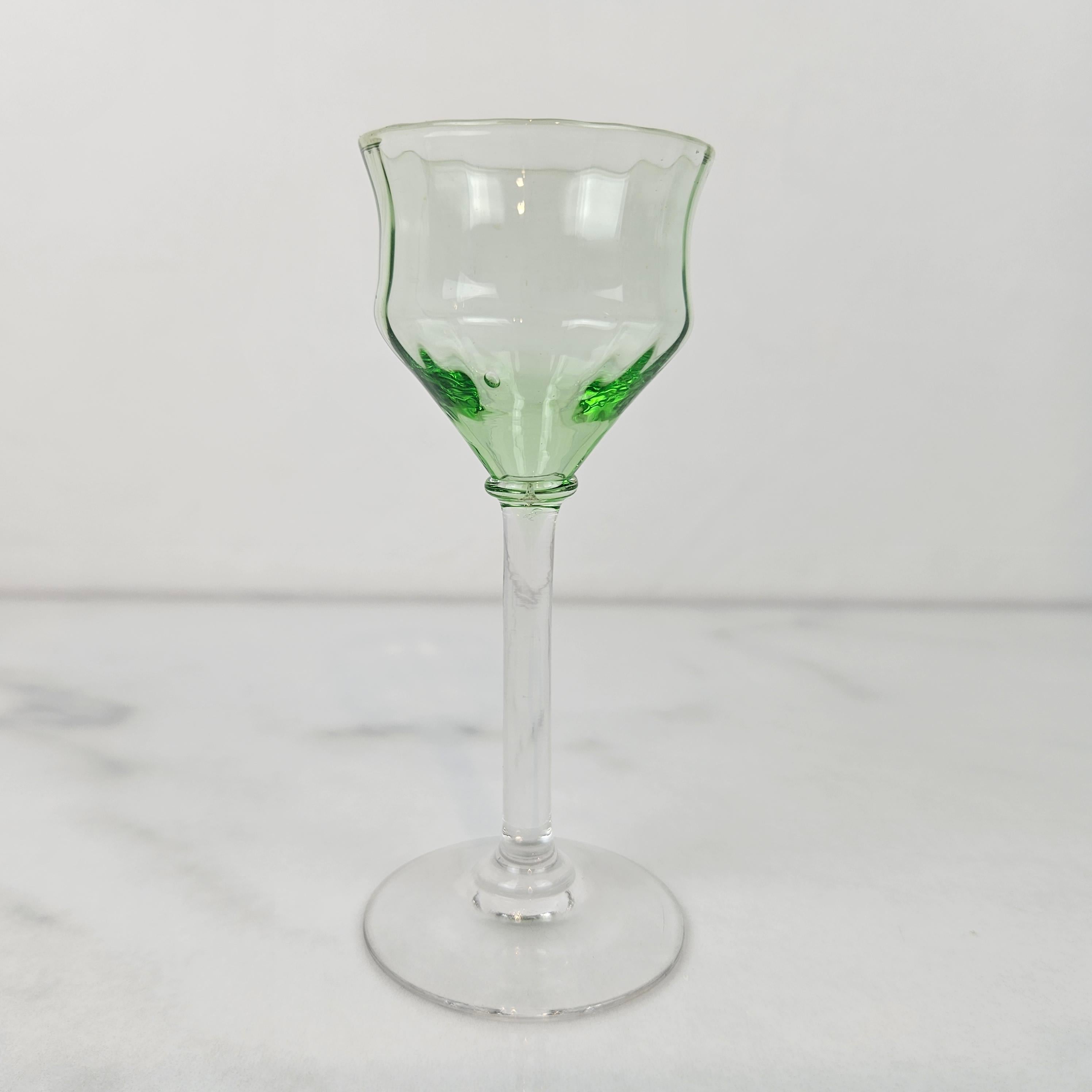 Charmant ensemble de 4 verres à liqueur côtelés colorés, soufflés à la main, vers 1920 1920 en vente 3