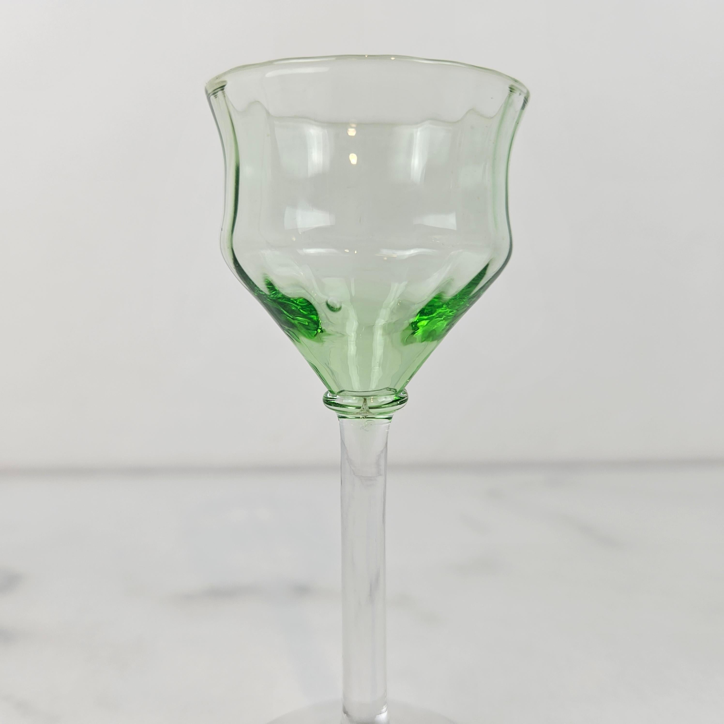 Charmant ensemble de 4 verres à liqueur côtelés colorés, soufflés à la main, vers 1920 1920 en vente 4
