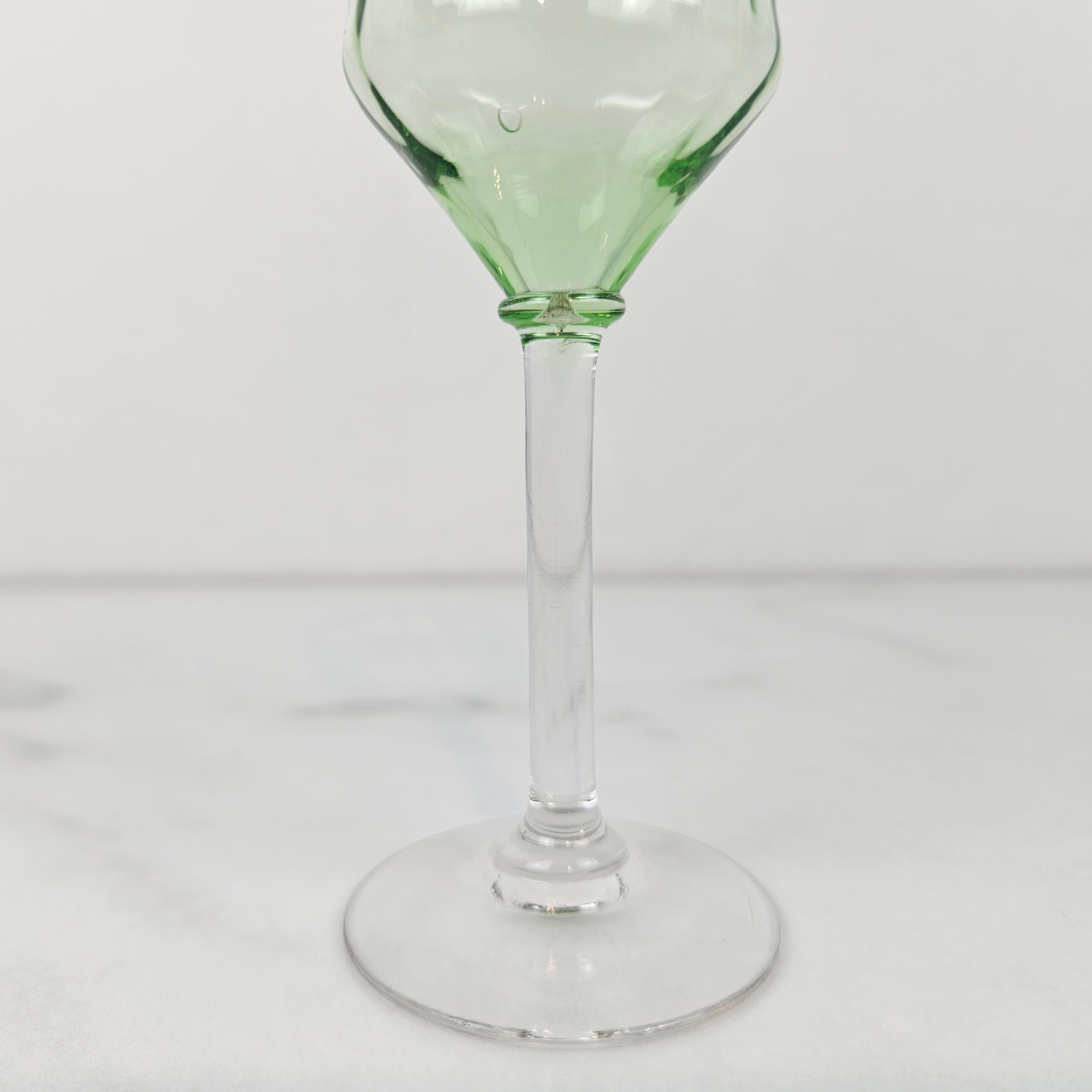 Charmant ensemble de 4 verres à liqueur côtelés colorés, soufflés à la main, vers 1920 1920 en vente 5