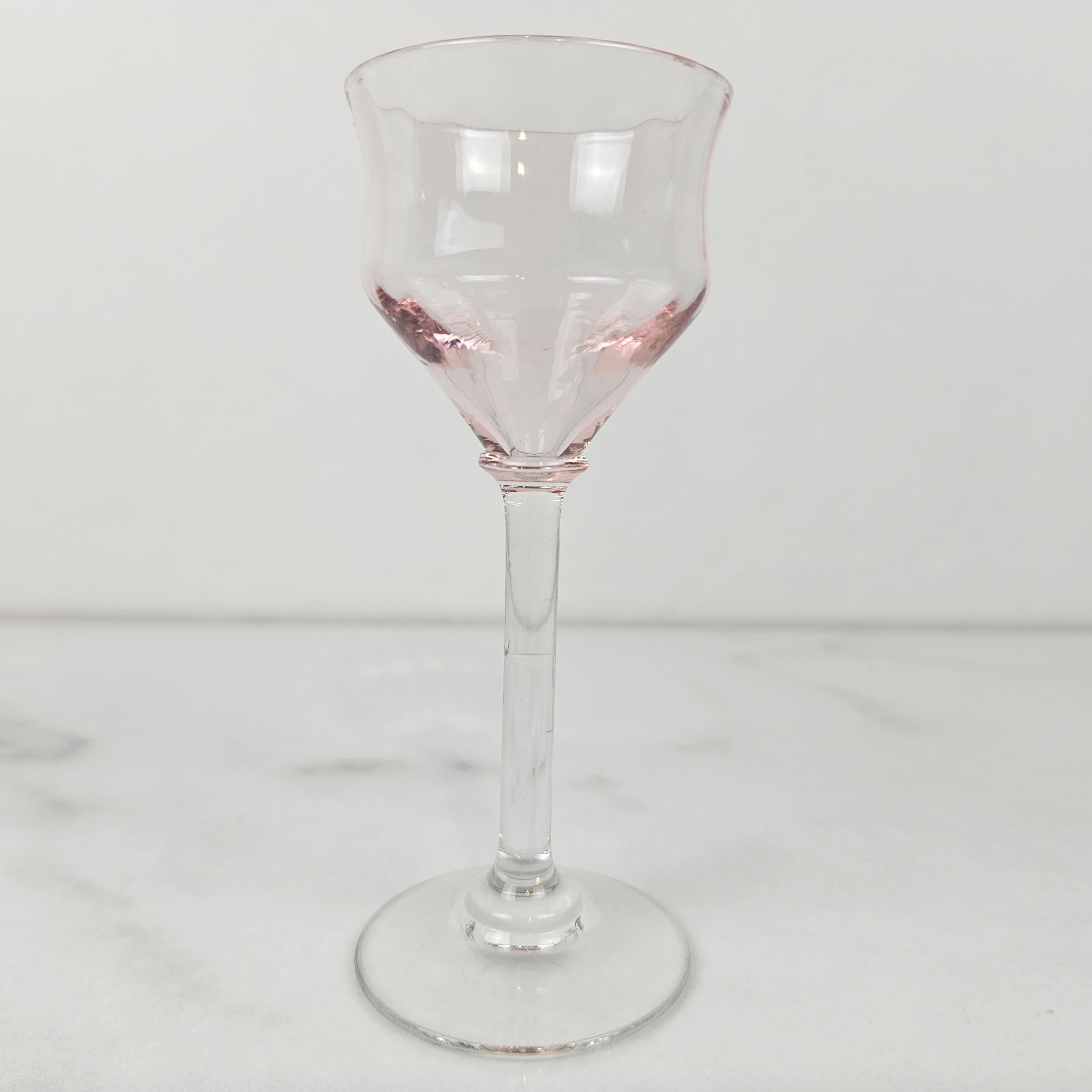 Charmant ensemble de 4 verres à liqueur côtelés colorés, soufflés à la main, vers 1920 1920 en vente 6